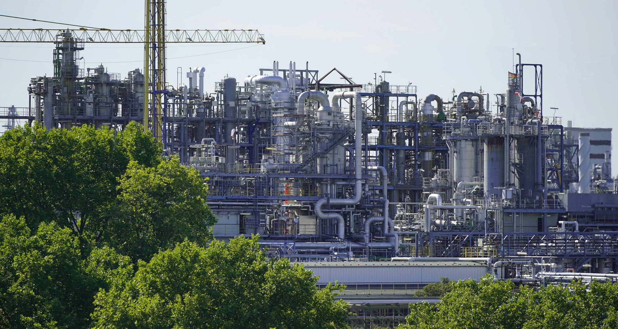 epa10102510 Different facilities of the plant of German chemicals company BASF near the Rhine river in Ludwigshafen, Germany, 02 August 2022. BASF is the world's largest chemical company and one of the largest consumers of natural gas in Germany. EPA/RONALD WITTEK