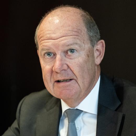 Valentin Vogt, Praesident Schweizerischer Arbeitgeberverband SAV, spricht an einer Medienkonferenz ueber die Eidgenoessischen Vorlagen zur AHV, Verrechnungssteuer und Massentierhaltung, am Donnerstag, 11. August 2022, in Bern. (KEYSTONE/Peter Schneider)