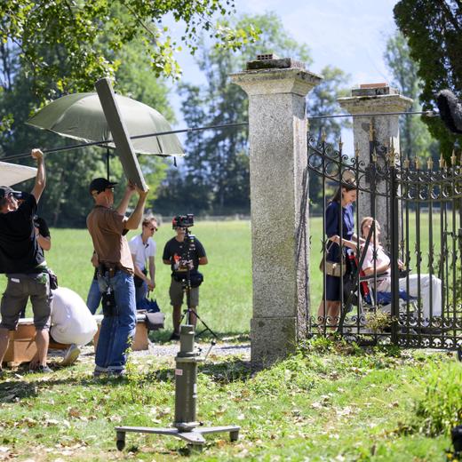 Les comediens, a droite de gauche a droite, Jeanne Balibar, Etienne Fague, Martin Reinartz, Pierre-Antoine Dubey jouent une scene lors du tournage du film "Laissez-moi" du realisateur Maxime Rappaz, premier film tourne grace a Valais Film Commission, ce mardi 16 aout 2022 a la Fondation Cana Myriam a Collombey-Muraz (KEYSTONE/Laurent Gillieron)