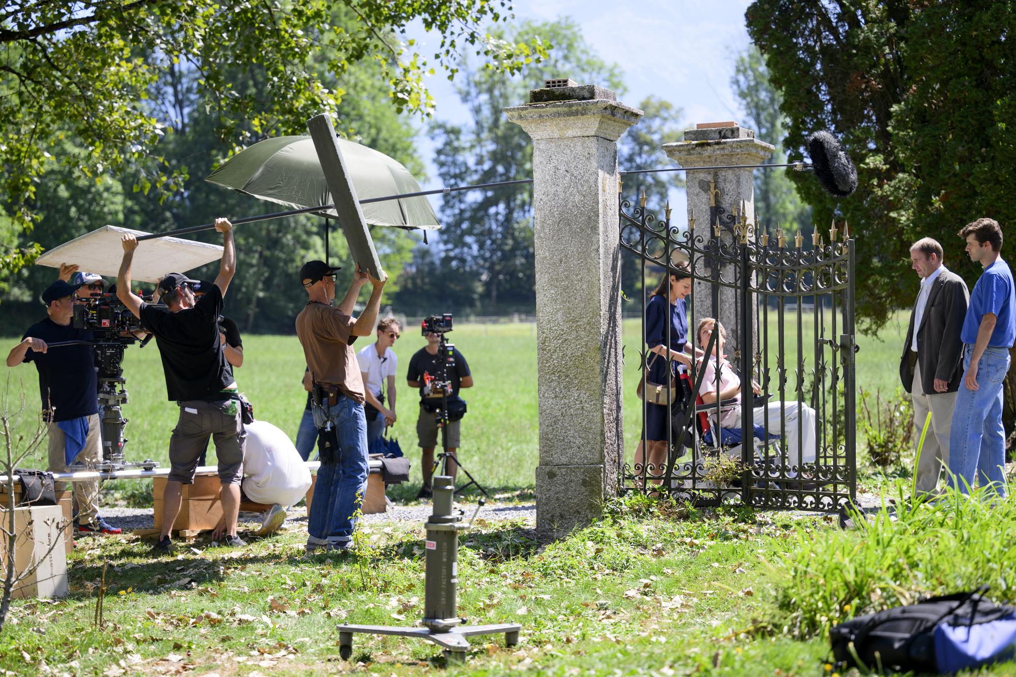 Les comediens, a droite de gauche a droite, Jeanne Balibar, Etienne Fague, Martin Reinartz, Pierre-Antoine Dubey jouent une scene lors du tournage du film "Laissez-moi" du realisateur Maxime Rappaz, premier film tourne grace a Valais Film Commission, ce mardi 16 aout 2022 a la Fondation Cana Myriam a Collombey-Muraz (KEYSTONE/Laurent Gillieron)