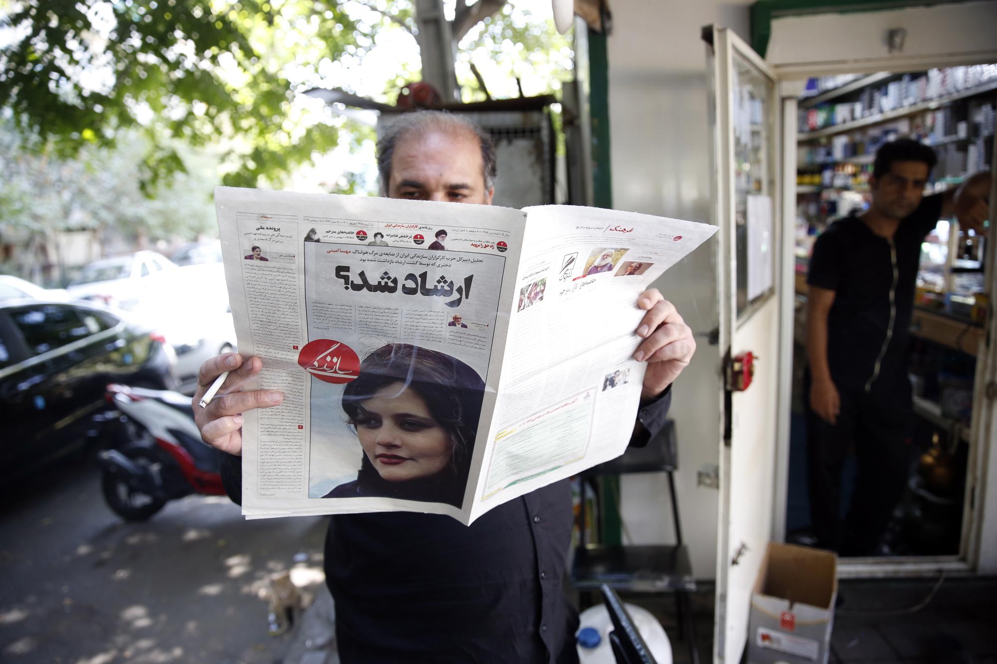 Un Iranien lisant le journal juste après la mort de Mahsa Amini, le 18 septembre 2022.