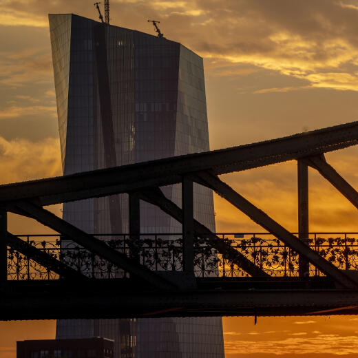 Un homme court sur un pont situé près de la Banque centrale européenne à Francfort, en Allemagne, le 24 septembre 2022.