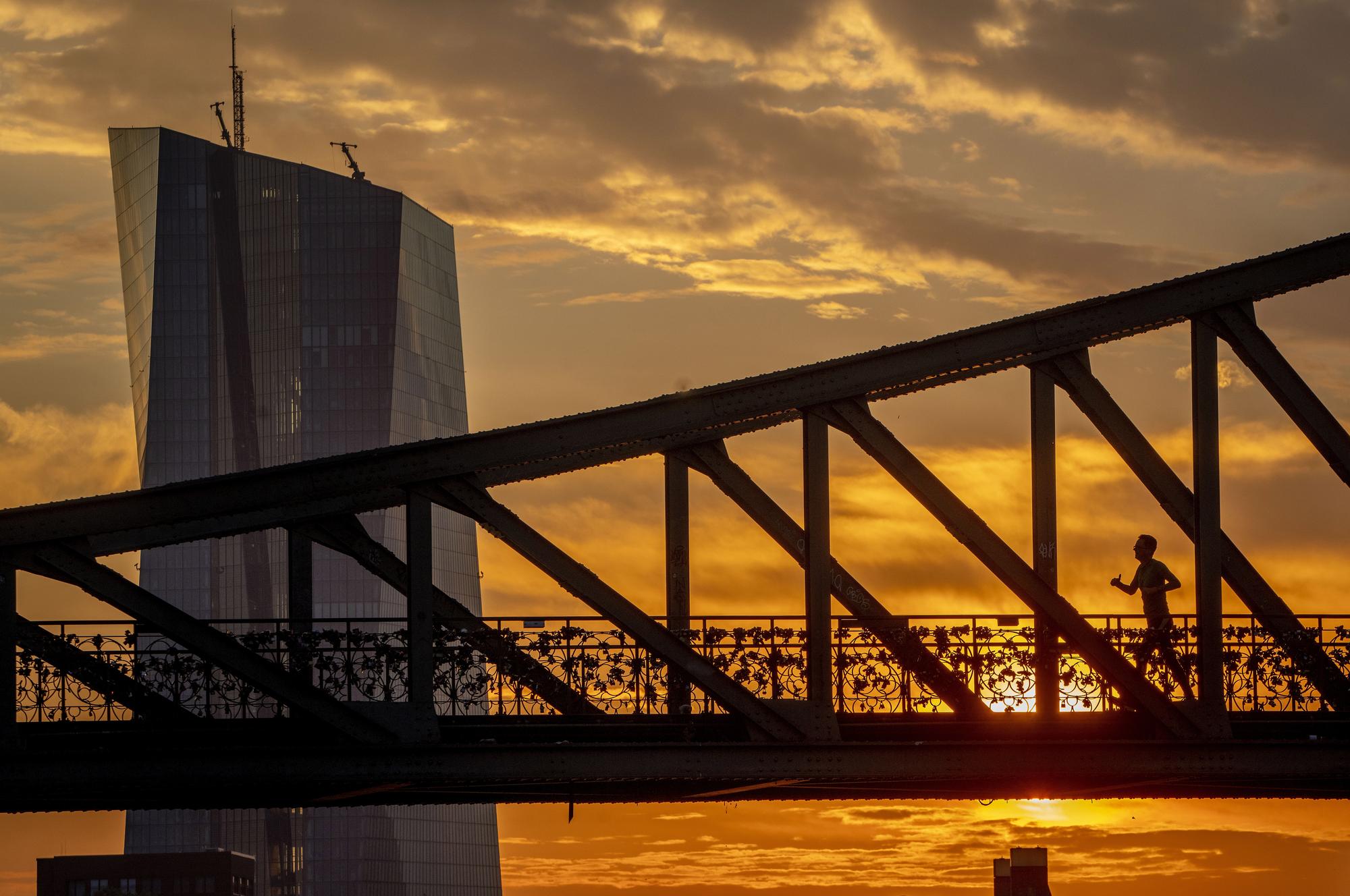 Un homme court sur un pont situé près de la Banque centrale européenne à Francfort, en Allemagne, le 24 septembre 2022.