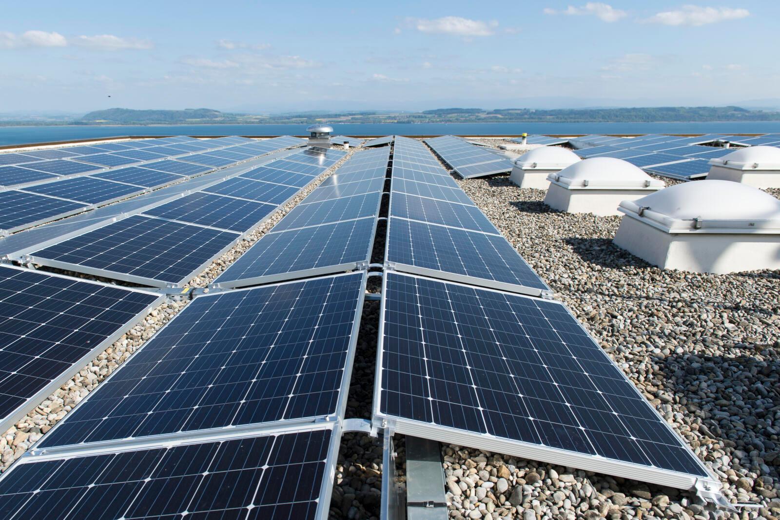 THEMENBILD ZUR MK VON BUNDESRAETIN LEUTHARD ZUR REVISION DES STROMVERSORGUNGSGESETZES, AM MITTWOCH, 17. OKTOBER 2018 ---- Vue des panneaux solaires de la nouvelle installation photovoltaique Coopsol installes sur le toit du College du Cret-du-Chene a Neuchatel, ce mardi 9 mai 2017. Le toit de l'ecole, mis a disposition par la Ville de Neuchatel, abrite la premiere centrale solaire participative du canton et produit quelque 100'000 kWh d'energie par an, correspondant a la consommation en electricite de 30 menages. (KEYSTONE/Thomas Delley)