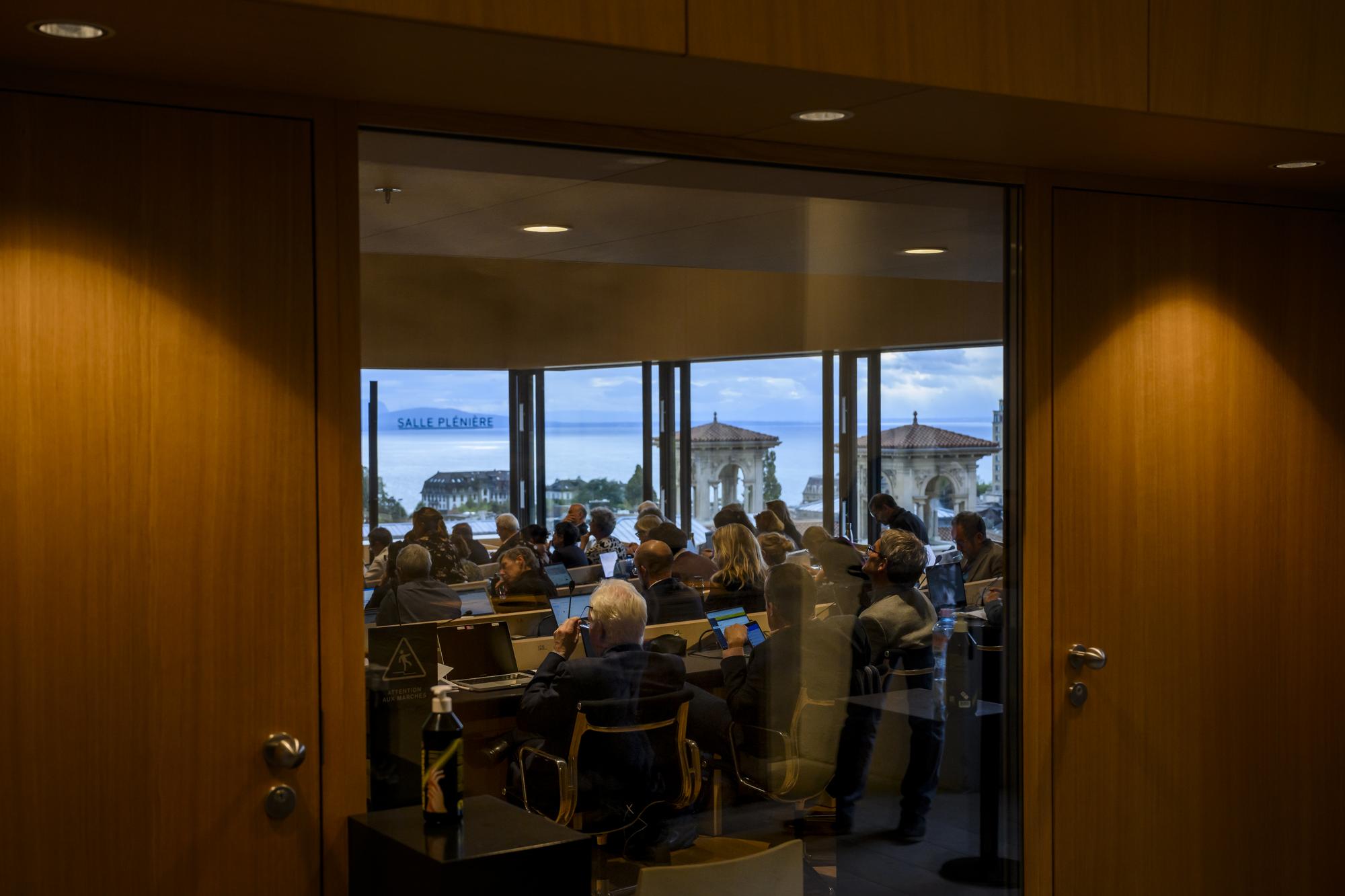 Les deputes du Parlement vaudois pendant un debat a huis clos sur le nouveau Procureur general du canton de Vaud Eric Kaltenrieder le mardi 27 septembre 2022 dans la salle du Grand Conseil du canton de Vaud a Lausanne. (KEYSTONE/Jean-Christophe Bott)