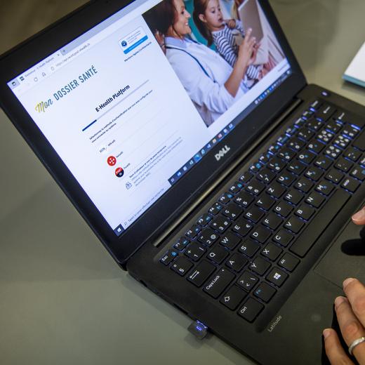 Une personne montre le dossier électronique du patient neuchâtelois, le 25 octobre 2021 à Neuchâtel.