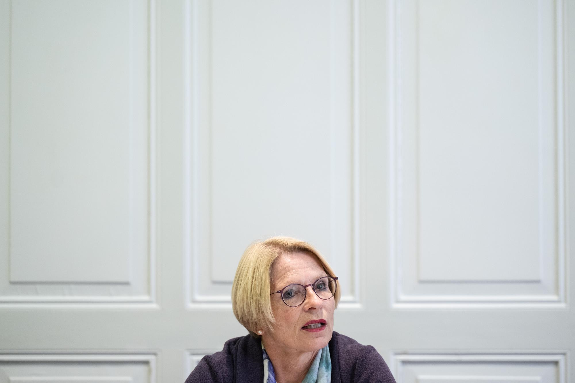 Livia Leu, Staatssekretaerin des EDA, spricht an einem Point de Presse zu den bevorstehenden 5. Sondierungsgespraechen zwischen der Schweiz und der EU in Bruessel, am Dienstag, 11. Oktober 2022, in Bern. (KEYSTONE/Peter Schneider)