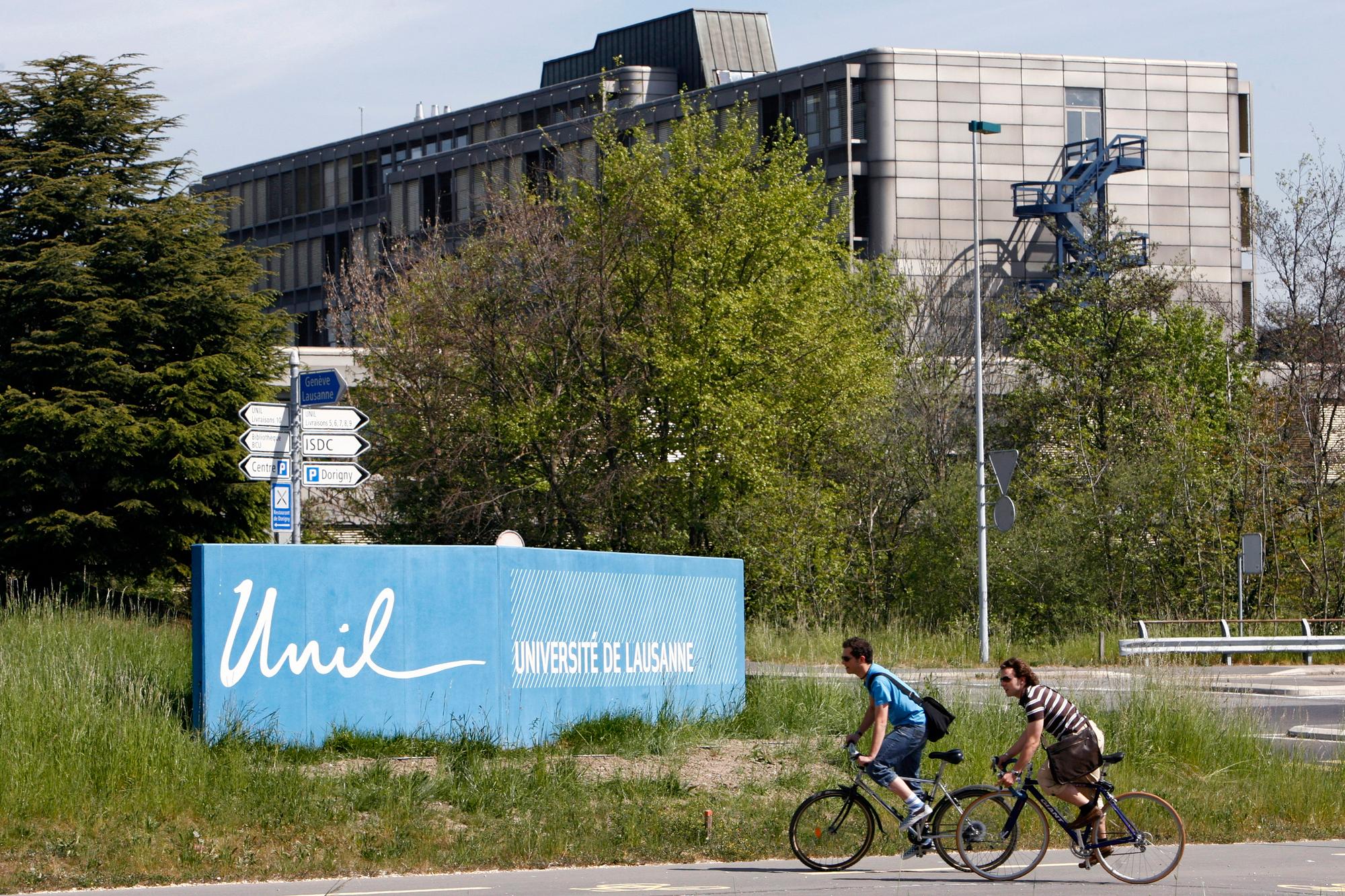 Des etudiants passent en velo pres du batiment L' Internef sur le campus de l' Universite de Lausanne, UNIL, ce mardi 24 avril 2007 a Lausanne-Dorigny. (KEYSTONE/Laurent Gillieron)