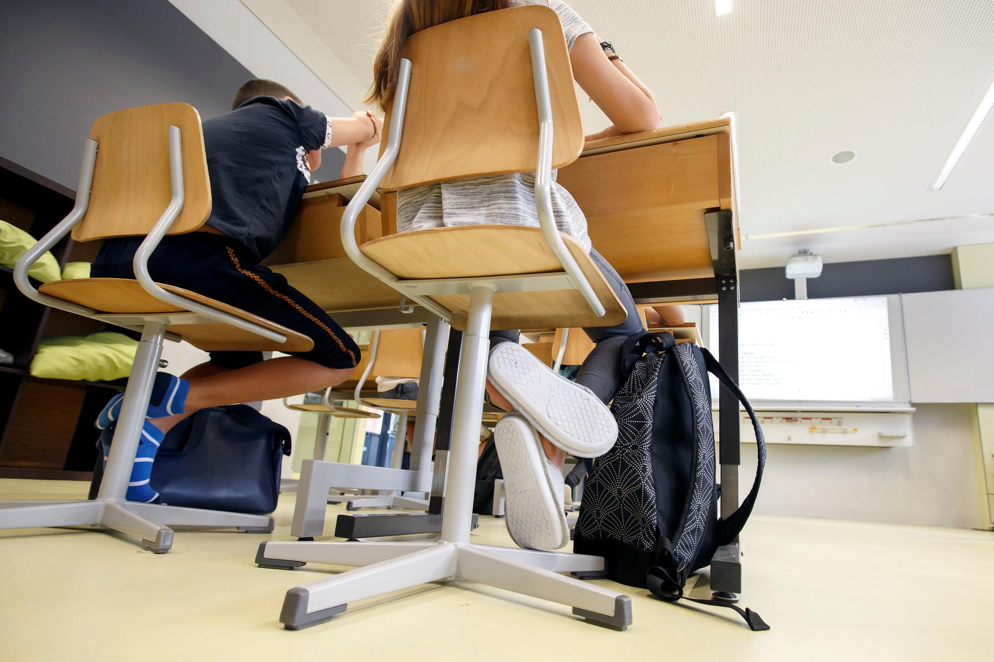 Des eleves de 7e primaire de la classe de l'ecole Place du Grand-Saconnex ecoutent leur maitresse, lors de la rentree scolaire, ce lundi 29 aout 2016 a Geneve. (KEYSTONE/Salvatore Di Nolfi)