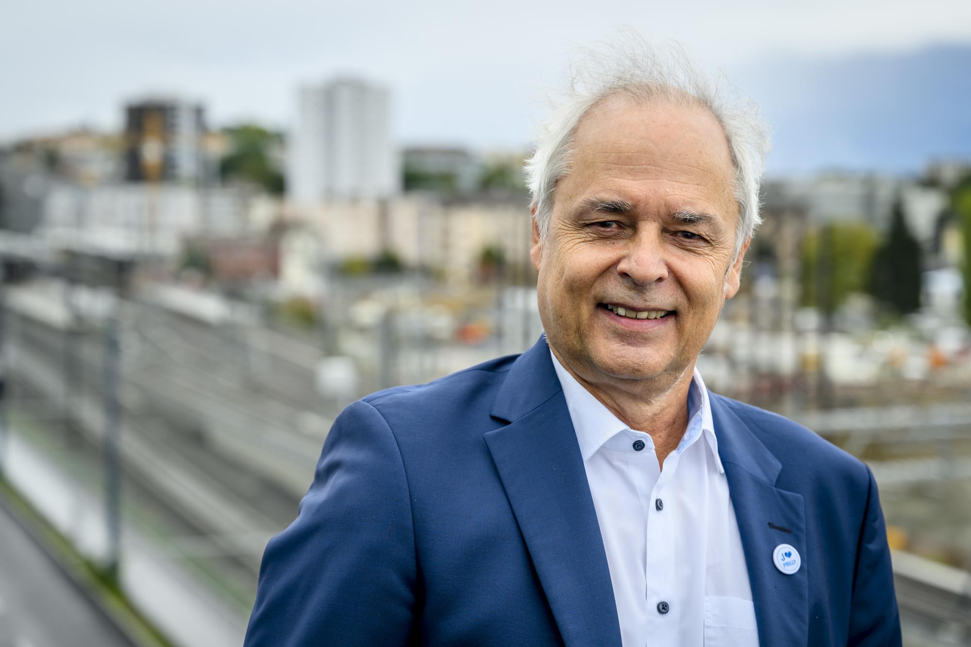 Alain Gillieron, Syndic de Prilly pose devant le saut-de-mouton lors d'une ceremonie d'inauguration le jeudi 29 septembre 2022 entre Renens et Prilly. Le programme Leman 2030 franchit une etape importante cette annee avec la mise en service de deux realisations-cles du noeud Lausanne-Renens, la quatrieme voie Lausanne-Renens et le saut-de-mouton Prilly-Malley-Renens. (KEYSTONE/Jean-Christophe Bott)