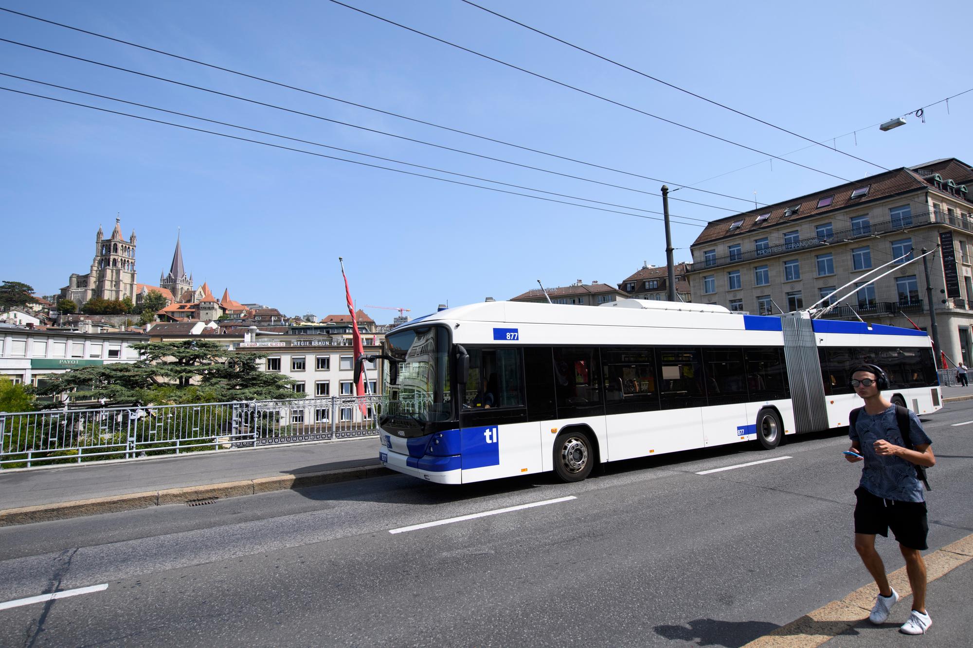 Un trolleybus des Transports publics de la region lausannoise, tl, roule sur le Grand-Pont et devant la cathedrale ce mardi 29 aout 2017 a Lausanne. (KEYSTONE/Laurent Gillieron)