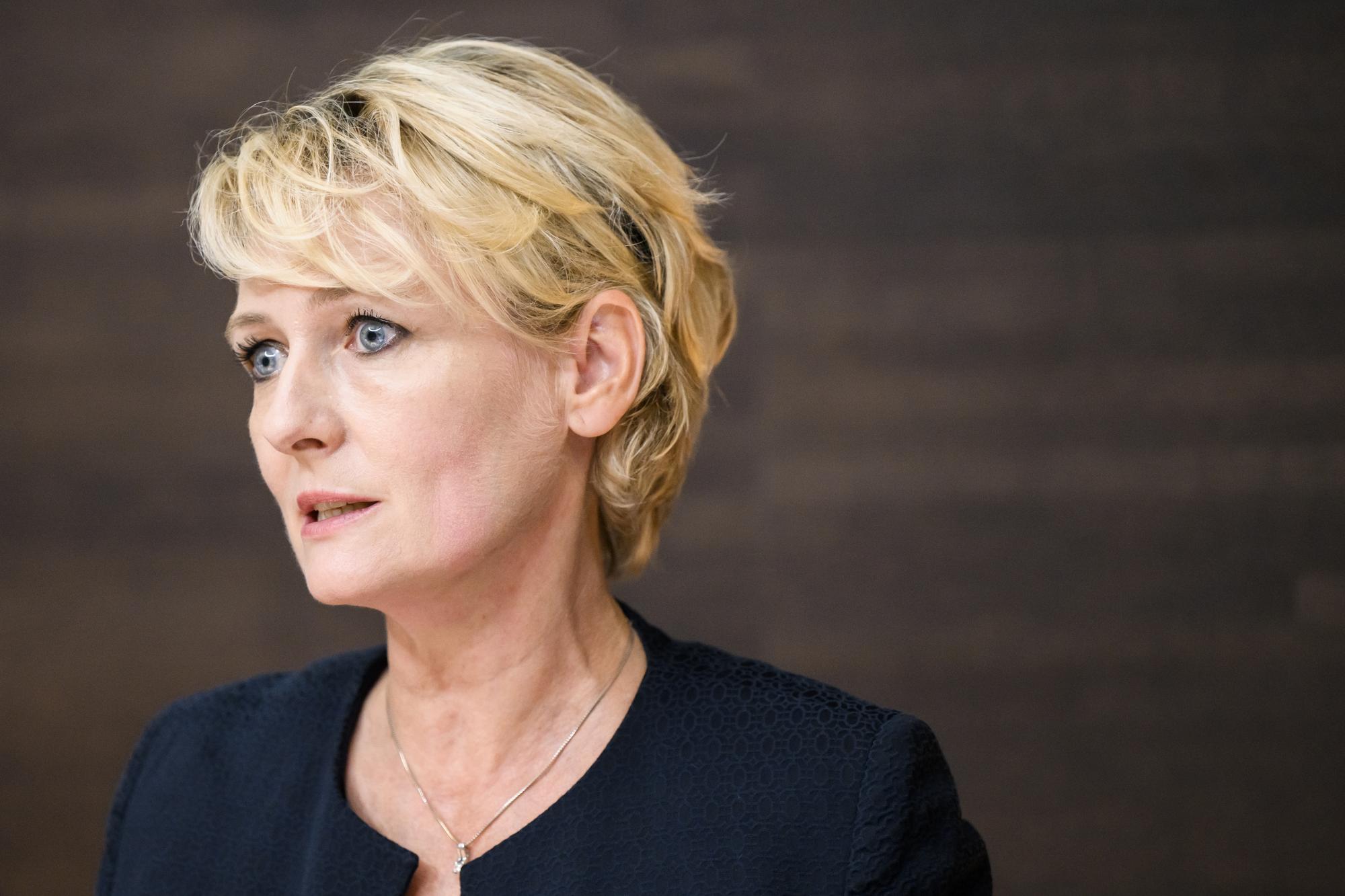 Isabelle Moret, Conseillere d'Etat vaudoise, parle lors d'une conference de presse presentant la strategie vaudoise face au risque de penurie d'electricite et de gaz le mercredi 28 septembre 2022 a Lausanne. (KEYSTONE/Jean-Christophe Bott)