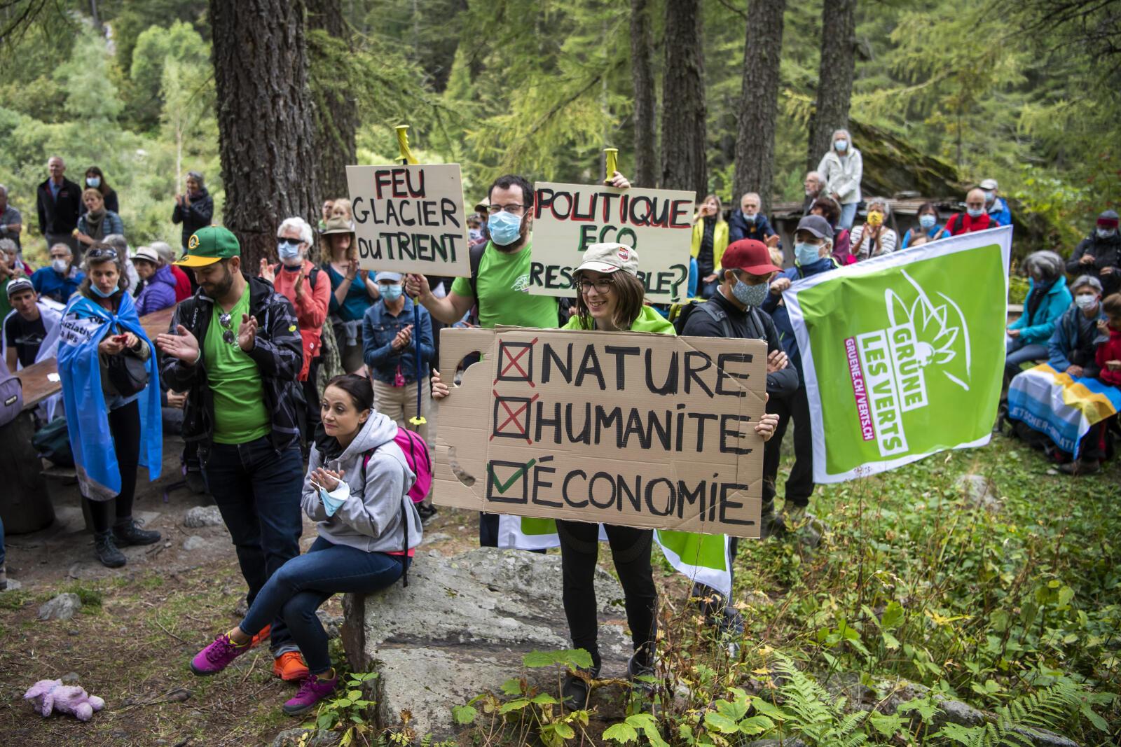 Des personnes manifestent lors d'un "hommage a nos glaciers", une commemoration pour les glaciers disparus au pied du glacier du Trient organise par l?Alliance Climatique et de nombreuses associations ecologiques dont l'Initiative pour les glaciers (Gletscher-Initiative) le dimanche 6 septembre 2020 a Trient en Valais. Le glacier du Trient a recule de plus de 1'000 metres ces 30 dernieres annees et plus de 500 glaciers ont disparu en Suisse depuis 1900, principalement a cause du rechauffement climatique. (KEYSTONE/Jean-Christophe Bott)