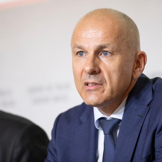 Nicolas Dubuis, Procureur general, parle lors d'une rencontre entre differents acteurs concernes par les violences dans le cadre d'evenements sportifs, ayant pour but de faire le point sur la situation en Valais et de trouver des solutions pour mieux prevenir et sanctionner ce type de violence, la Ville de Sion, le FC Sion, la Swiss Football League (SFL), le Ministere public, la Police cantonale, l'Office federal du sport ainsi que des parlementaires federaux y participent, ce jeudi, 18 avril 2019, a Sion. (KEYSTONE/Adrien Perritaz)