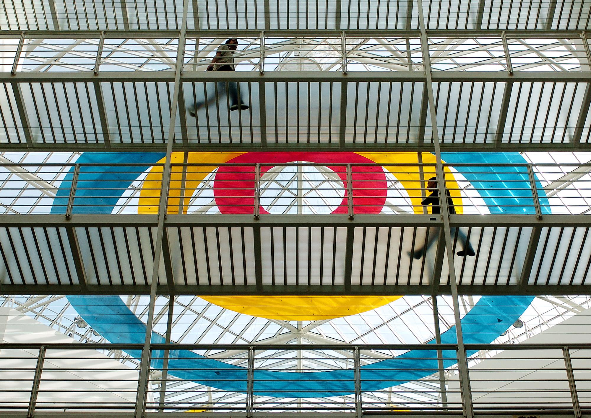 Des etudiants travers une des nombreuse passerelle qui relient les deux batiment de l'UNI Mail Universite de Geneve, ce jeudi 18 mars 2004. (KEYSTONE/Martial Trezzini)