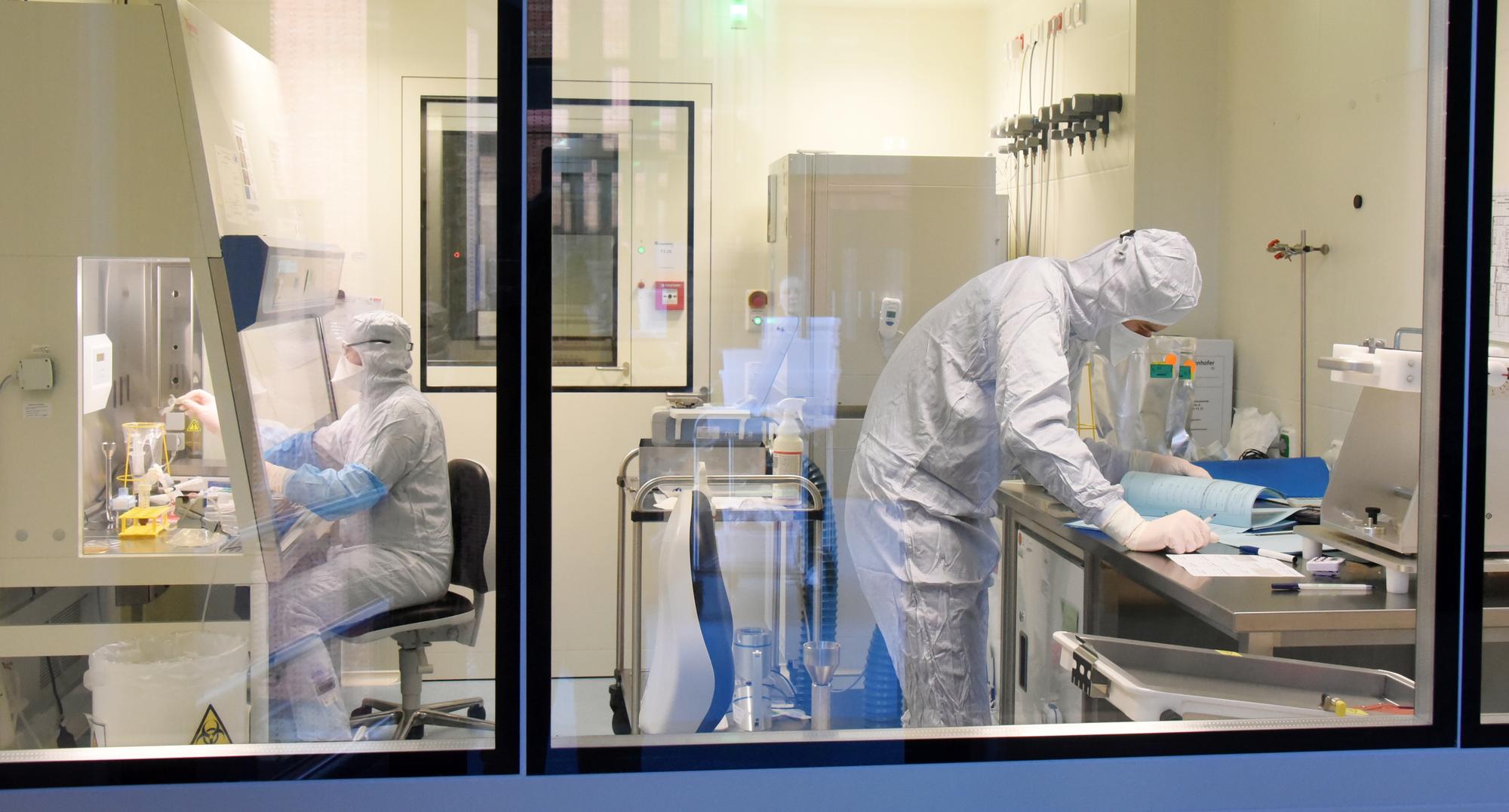 The pharmaceutical technical assistant Michael Nemetz and the Biological laboratory technician Simon Kuebler (R) work on a new form of personalized cell therapy against cancer with highly specialized technology inside a clean room at the Fraunhofer Institute for cell therapy and immunology (IZI) in Leipzig, Germany, 20 November 2017. The Fraunhofer Institute is working on the joint project with the Novartis Pharma AG in order to properly develop the new form of therapy, the Chimeric antigen receptor therapy (CART). It requires the reprogramming of the patients· own immune cells to treat their cancer. Cancer cells will thus be recognized and destroyed. The new form of therapy is already authorized in the United States - the manufacturing authorisation for Europe is still work in progress. Photo: Waltraud Grubitzsch/dpa-Zentralbild/ZB (KEYSTONE/DPA/Waltraud Grubitzsch)