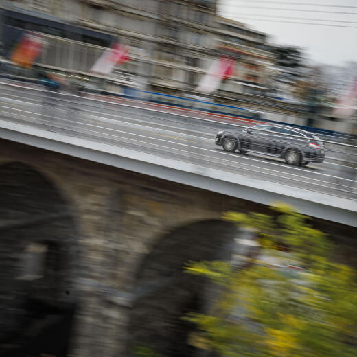 Une voiture traverse le Grand-Pont, peu apres sa reouverture au traffic motorise individuel apres dix mois de renovation, ce samedi 3 decembre 2022 a Lausanne. (KEYSTONE/Valentin Flauraud)