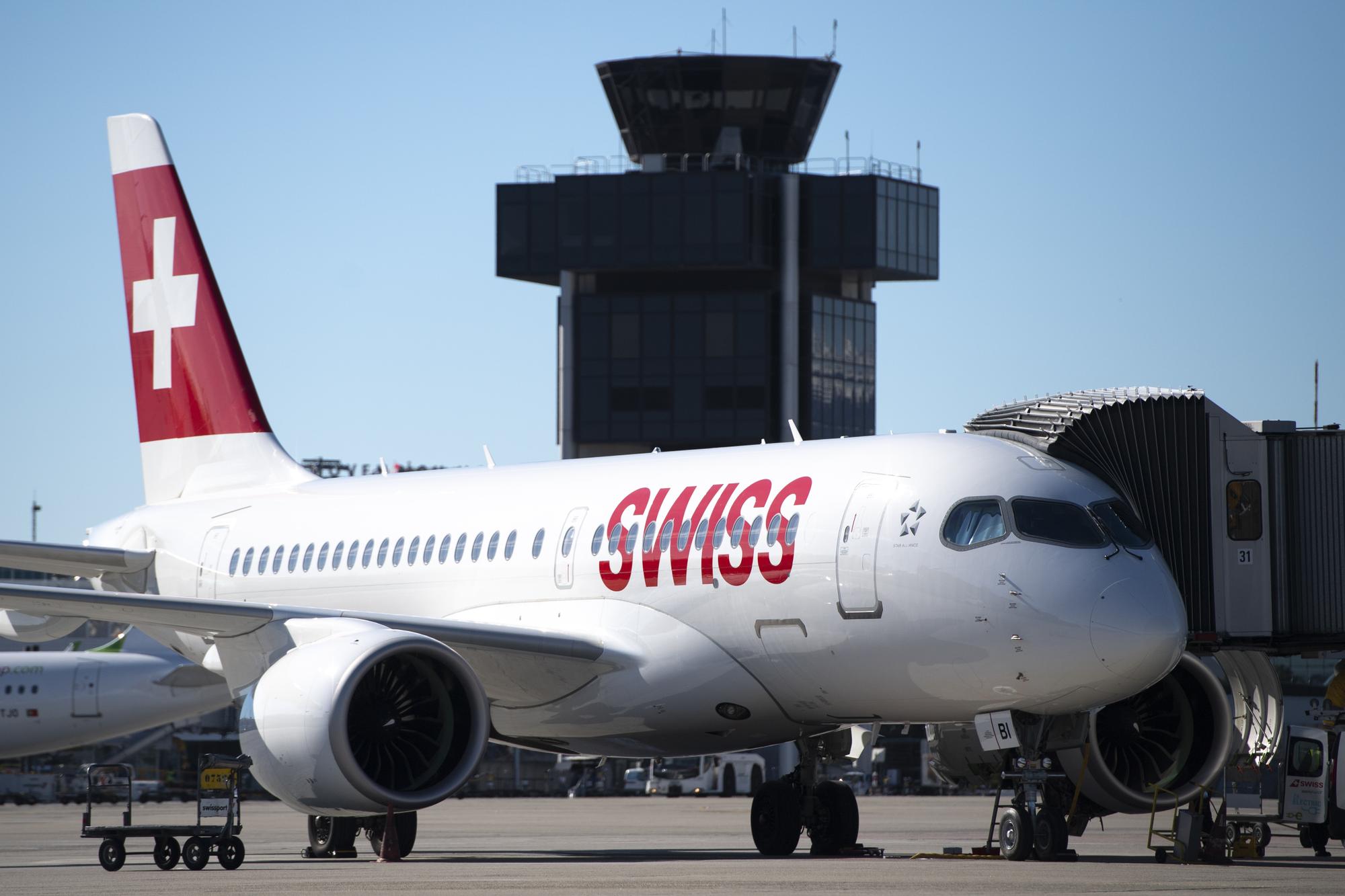 Un avion de la compagnie Swiss International Air Lines sur le tarmac devant la tour de controle Skyguide ce lundi 24 fevrier 2020 a l'aeroport de Geneve. L'aeroport international de Geneve, couramment appele aeroport de Geneve-Cointrin fete ses 100 ans en 2020.(KEYSTONE/Laurent Gillieron)