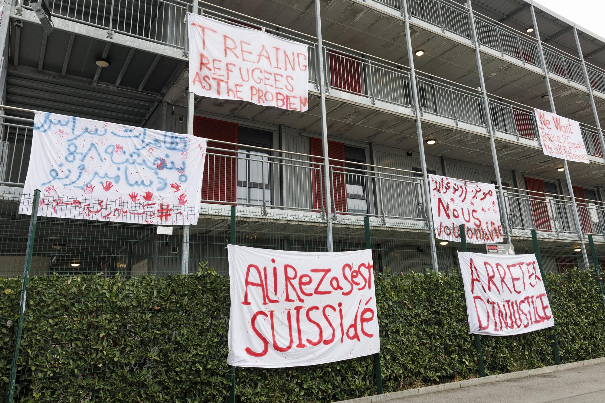 Des draps avec des slogans sont fixes sur les batiments du foyer de l'Etoile, lieu d'hebergement pour requerants d'asile mineurs non accompagnes (RMNA) suite au suicide de Ali Reza un requerant afghan qui residait dans le foyer, ce mardi 6 decembre 2022 a Geneve. Un requerant afghan de 18 ans qui residait au foyer de l'Etoile, a Geneve, s'est suicide la semaine derniere. L'information, revelee par Le Courrier et la RTS, a ete confirmee par le porte-parole du Centre social protestant (CSP) de Geneve. (KEYSTONE/Salvatore Di Nolfi)