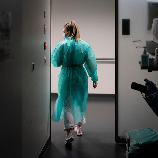 Une infirmière photographiée au service de médecine interne du Centre hospitalier universitaire vaudois (CHUV), le 22 aout 2022, à Lausanne.