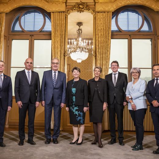 Der neuzusammengesetzte Bundesrat, von links, Bundespraesident Ignazio Cassis, Alain Berset, Guy Parmelin, Viola Amherd, Karin Keller-Sutter, die neugewaehlten Albert Roesti und Elisabeth Baume-Schneider, sowie Bundeskanzler Walter Thurnherr, posieren nach der Ersatzwahl in den Bundesrat durch die Vereinigte Bundesversammlung, am Mittwoch, 7. Dezember 2022 im Salon du President im Bundeshaus West in Bern. (KEYSTONE/POOL/Alessandro della Valle)