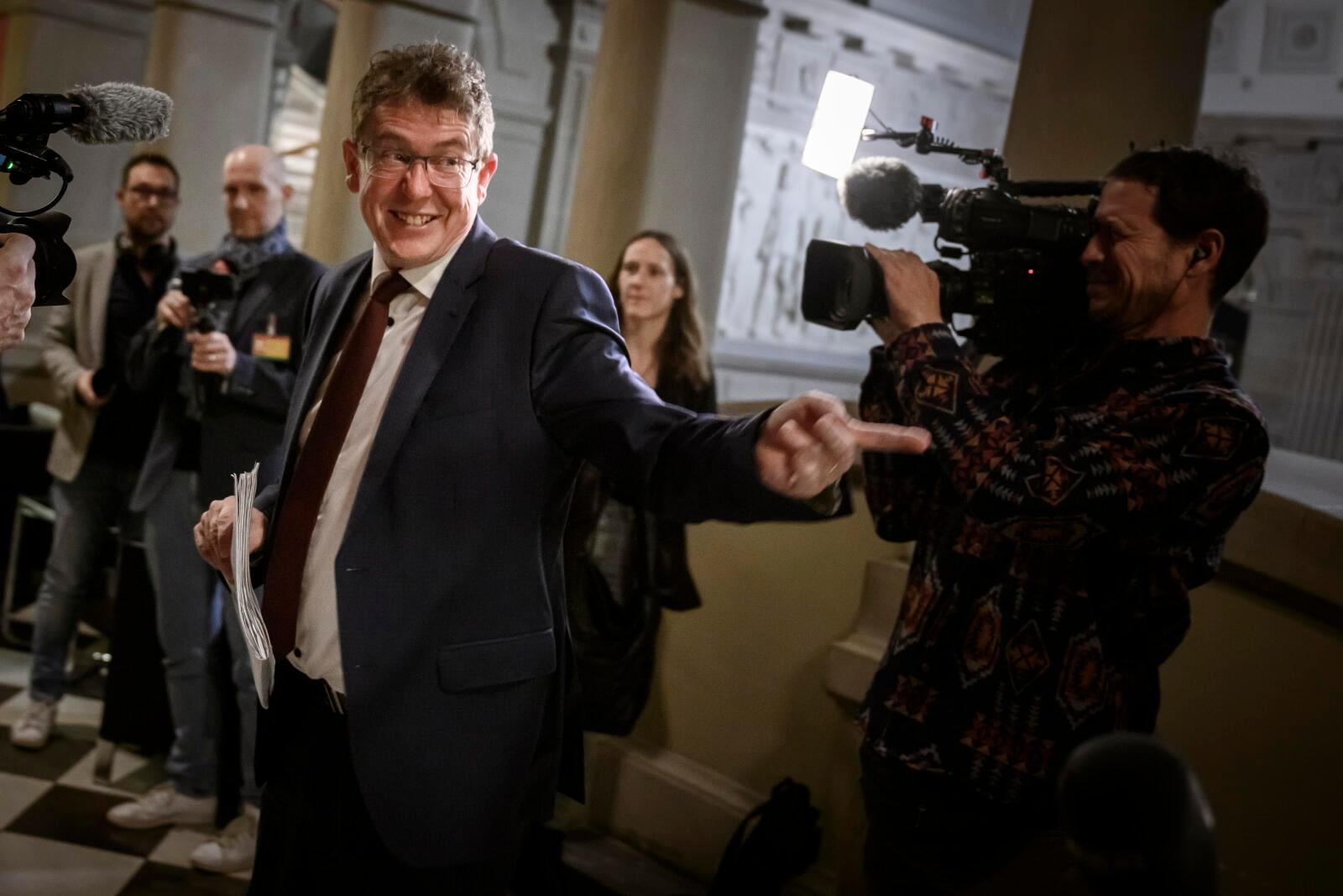 Passage dans les couloirs d'Albert Rösti, candidat UDC faisant encore le tour des différents partis pour se vendre avant les élections Fédérales du 7 décembre 2022, ce mardi 6 décembre 2022 à Berne. Albert Rösti et Hans Ueli-Vogt de l'UDC, ainsi que Eva Herzog et Elisabeth Baume-Schneider du PS sont les candidats désignés par leur parti pour succéder à la socialiste Simonetta Sommaruga et l'UDC Ueli Maurer. (© Gabriel Monnet)