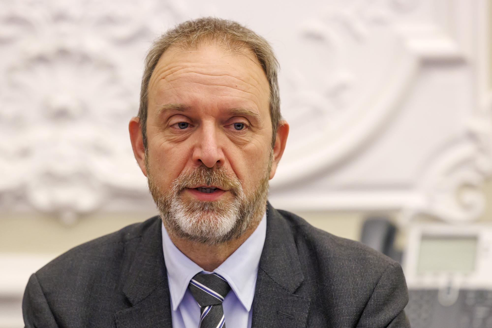 Thierry Apotheloz, conseiller d'Etat genevois, presente le plan climat: renforcement de la politique cantonale, lors d'une conference de presse in corpore du Conseil d'Etat genevois, ce mercredi 7 decembre 2022 a Geneve. (KEYSTONE/Salvatore Di Nolfi)