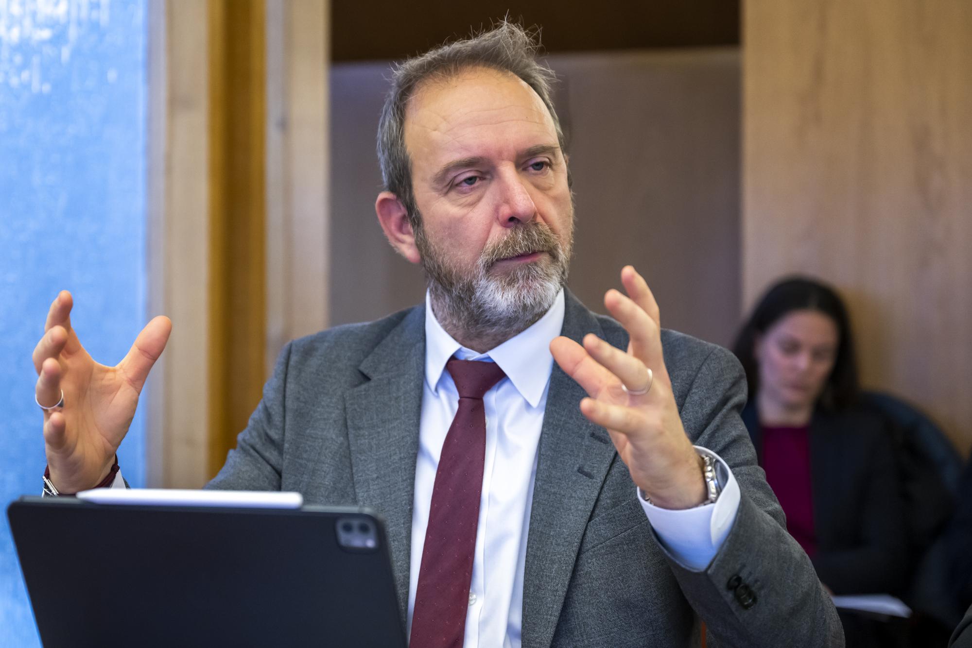 Thierry Apotheloz, conseiller d'Etat charge du departement de la cohesion sociale, s'exprime, lors d'une conference de presse portant sur la lutte contre le harcelement sexuel et les atteintes a la personnalite dans le domaine culturel, ce jeudi 15 decembre 2022 a Geneve. (KEYSTONE/Martial Trezzini)