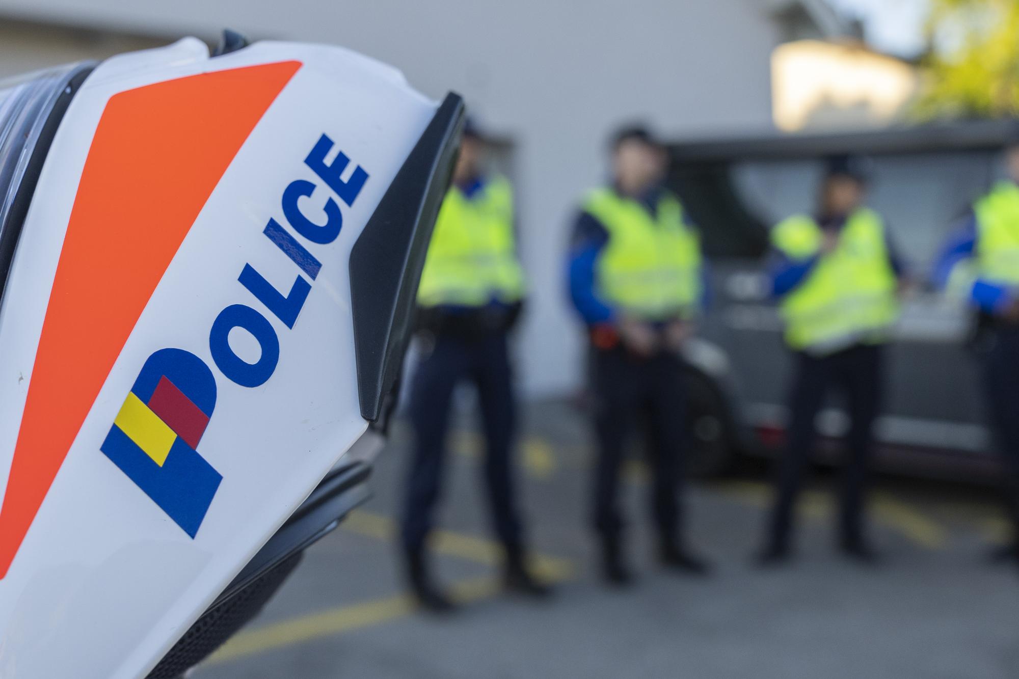 Des policiers de la police genevoise ecoutent les consignes concernant le dispositif aux abords de l'ecole primaire du village, lors des controles de la police genevoise pour la rentree scolaire 2022-23, ce lundi 22 aout 2022 a Collex-Bossy pres de Geneve. (KEYSTONE/Salvatore Di Nolfi)