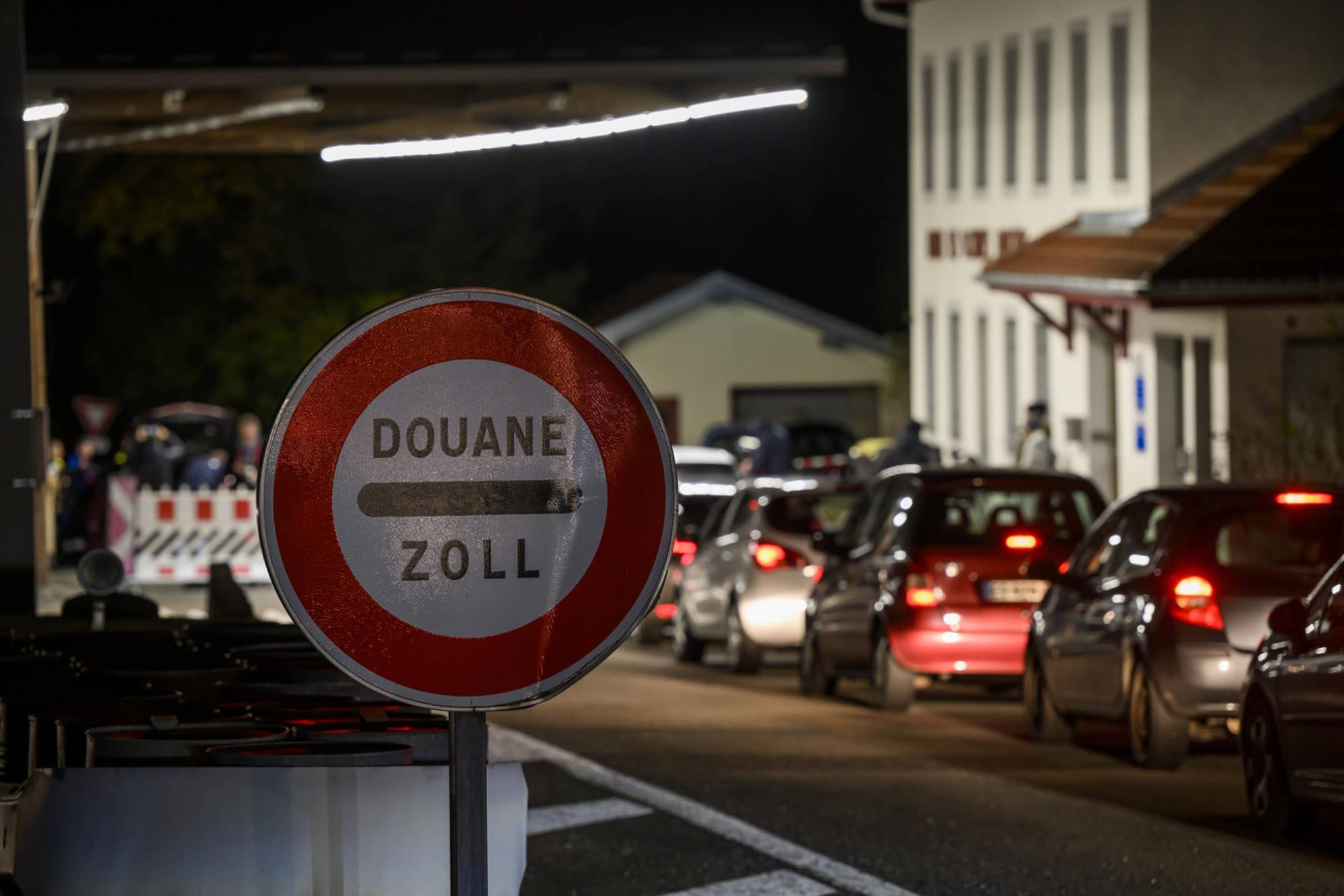 Des douaniers et des policiers contolent les vehicules des frontaliers a la douane le mardi 15 novembre 2022 au Locle. Les forces de securite francaises et suisses se sont associes pour une operation de controle de grande ampleur au Poste frontiere de Col France - Col des Roches entre la France et la Suisse. (KEYSTONE/Jean-Christophe Bott)
