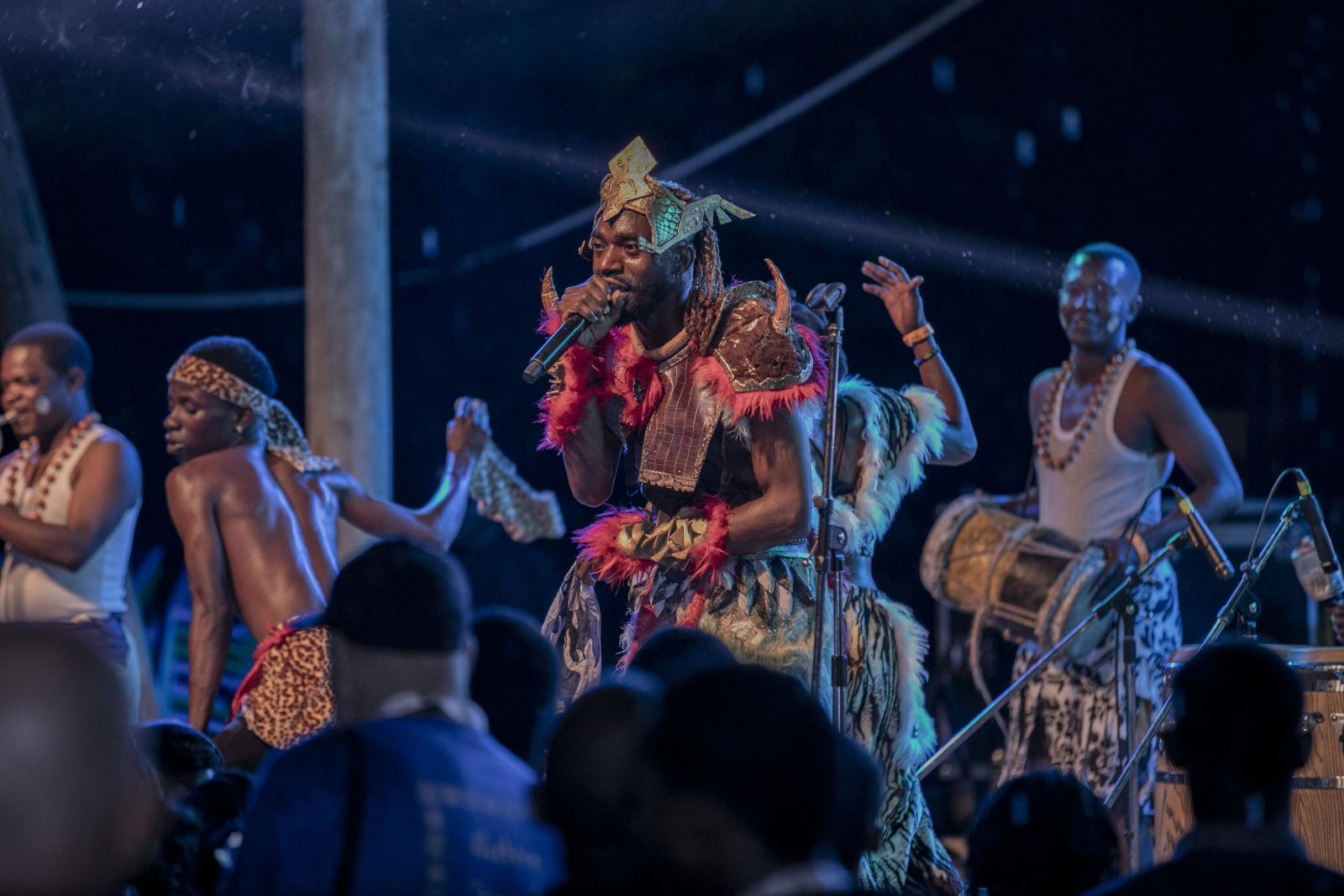 Sholo Mwamba, chanteur de singeli et son groupe, la grande révélation du festival ACCES à Dar Es Salaam