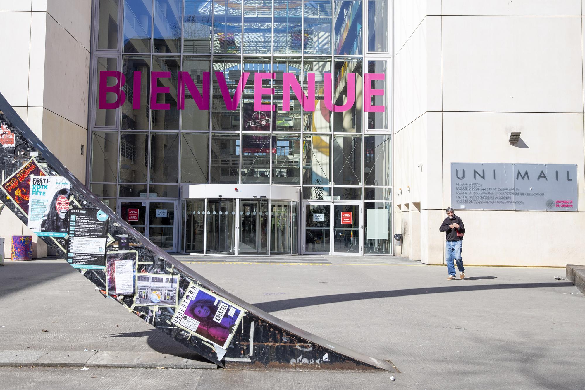 Vue de l'une des entree du centre centralise de depouillement de Uni Mail, lieu a huis clos a cause de la pandemie du coronavirus COVI-19, lors des elections municipales, ce dimanche 15 mars 2020 a Geneve. Les 45 communes genevoises elisent dimanche leurs executifs et leurs deliberatifs. Les resultats definitifs des executifs seront connus dans la journee, mais peut-etre pas ceux des deliberatifs. (KEYSTONE/Salvatore Di Nolfi)