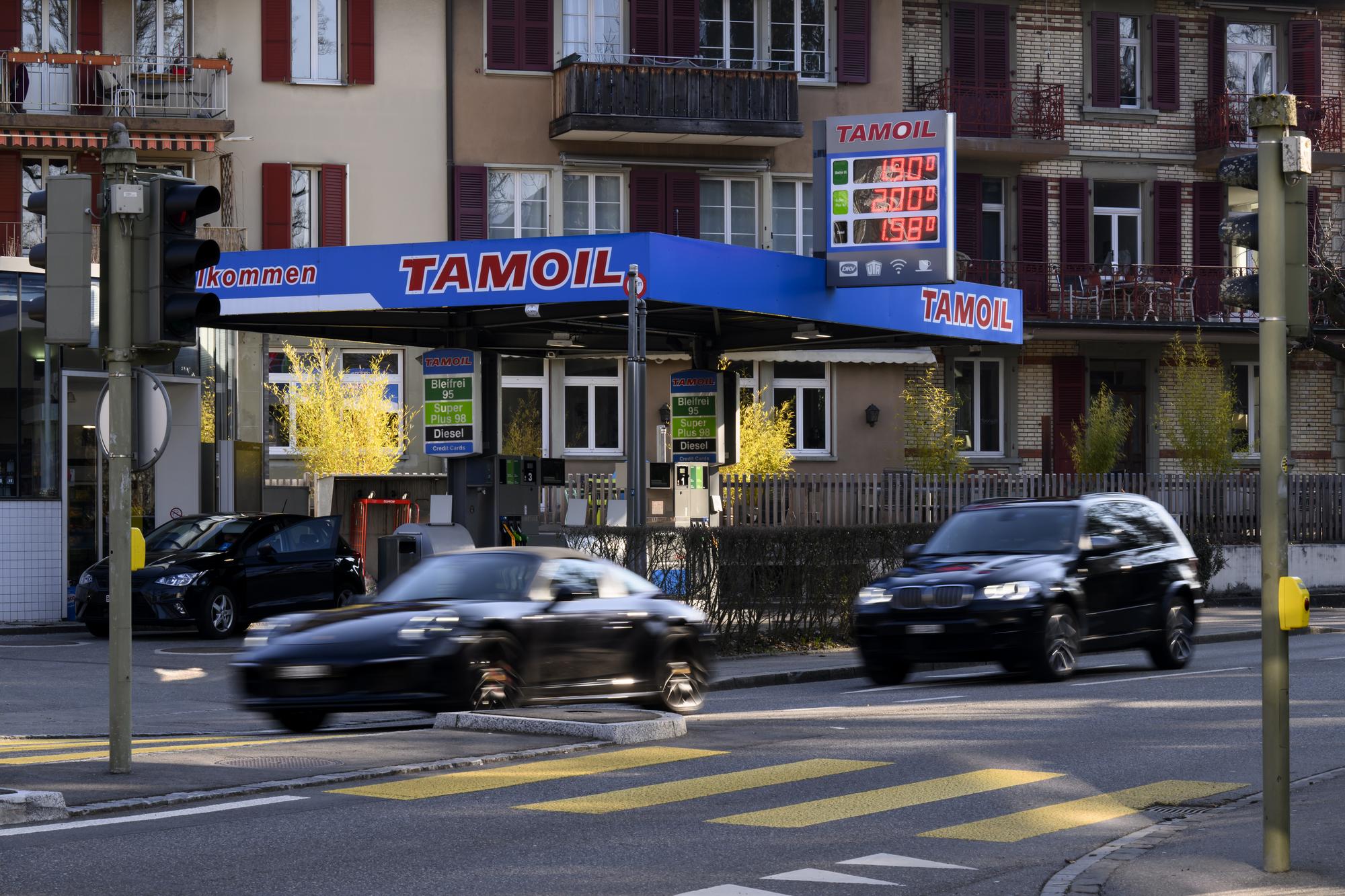 Eine Tamoil Tankstelle aufgenommen am Freitag, 4. Maerz, in Bern. Wegen dem Krieg in der Ukraine sind die Rohoelpreise diese Woche angestiegen. (KEYSTONE/Anthony Anex)