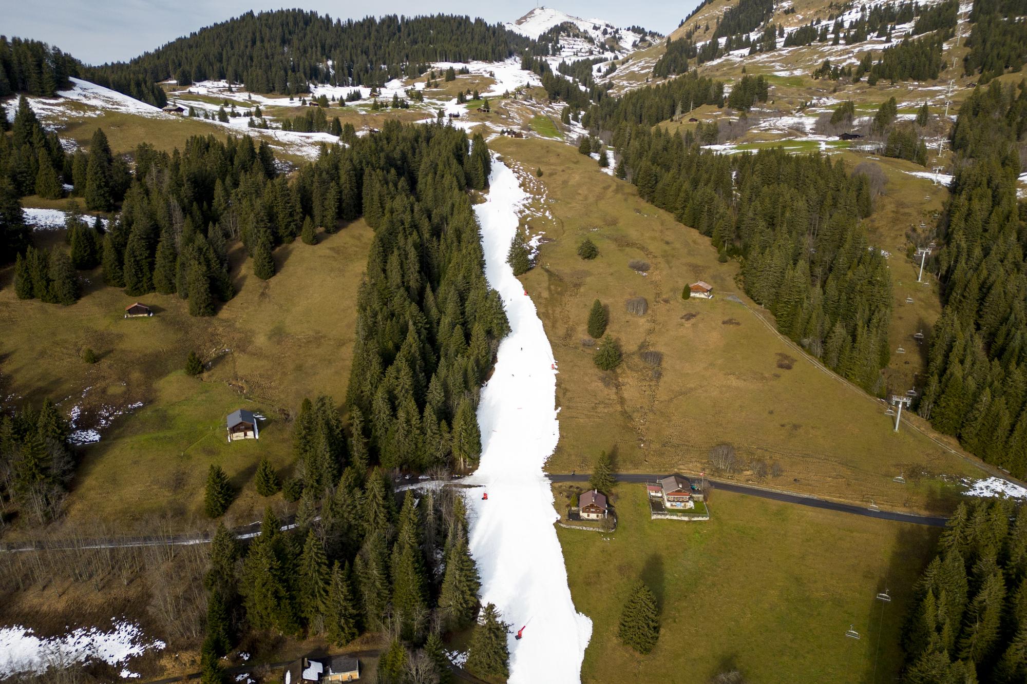 Une piste de neige artificielle au milieu d'un champ sans neige, à 1600 mètres d'altitude, dans la station alpine de Villars-sur-Ollon, en Suisse, le 31 décembre 2022.