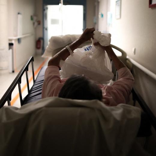 Dans un couloir des urgences du Centre hospitalier d'Avranches-Granville, en Normandie.