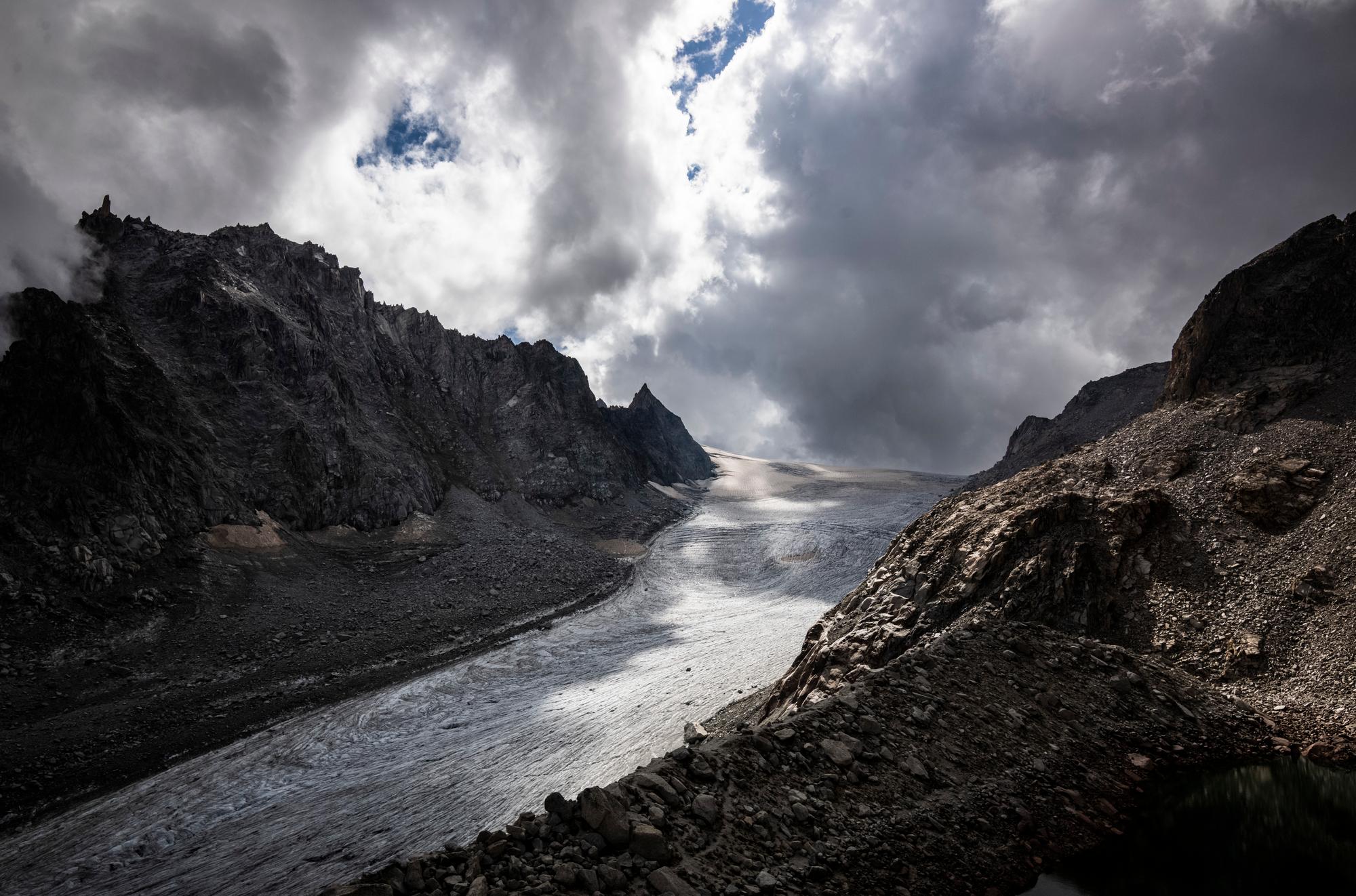 Reportage pour le journal le temps réalisé à la cabane d'Orny sur les hauts de Champex-Lac. Illustration du quotidien en altitude sur la thématique du ''blues'' du montagnard notion interprétable entre la fonte des neiges, l'évolution des moeurs et l'activité humaine en altitude. ©Louis Dasselborne