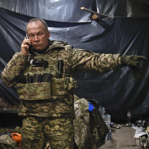 Le commandant de l'armée ukrainienne, Oleksandr Syrskyi, donne des instructions depuis un abri à Soledar, en Ukraine, le 8 janvier 2023. (AP Photo/Roman Chop)