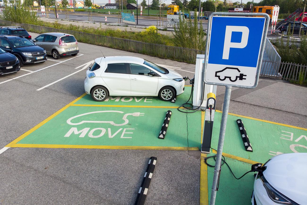 Des voitures electriques sont en recharges sur des bornes electrique de recharge rapide sur le parking P+R Bernex situe entre la route de Bernex et la route de chancy vers le quartier de Bernex-en-Combes, ce lundi 3 mai 2021 a Bernex. (KEYSTONE/Salvatore Di Nolfi)