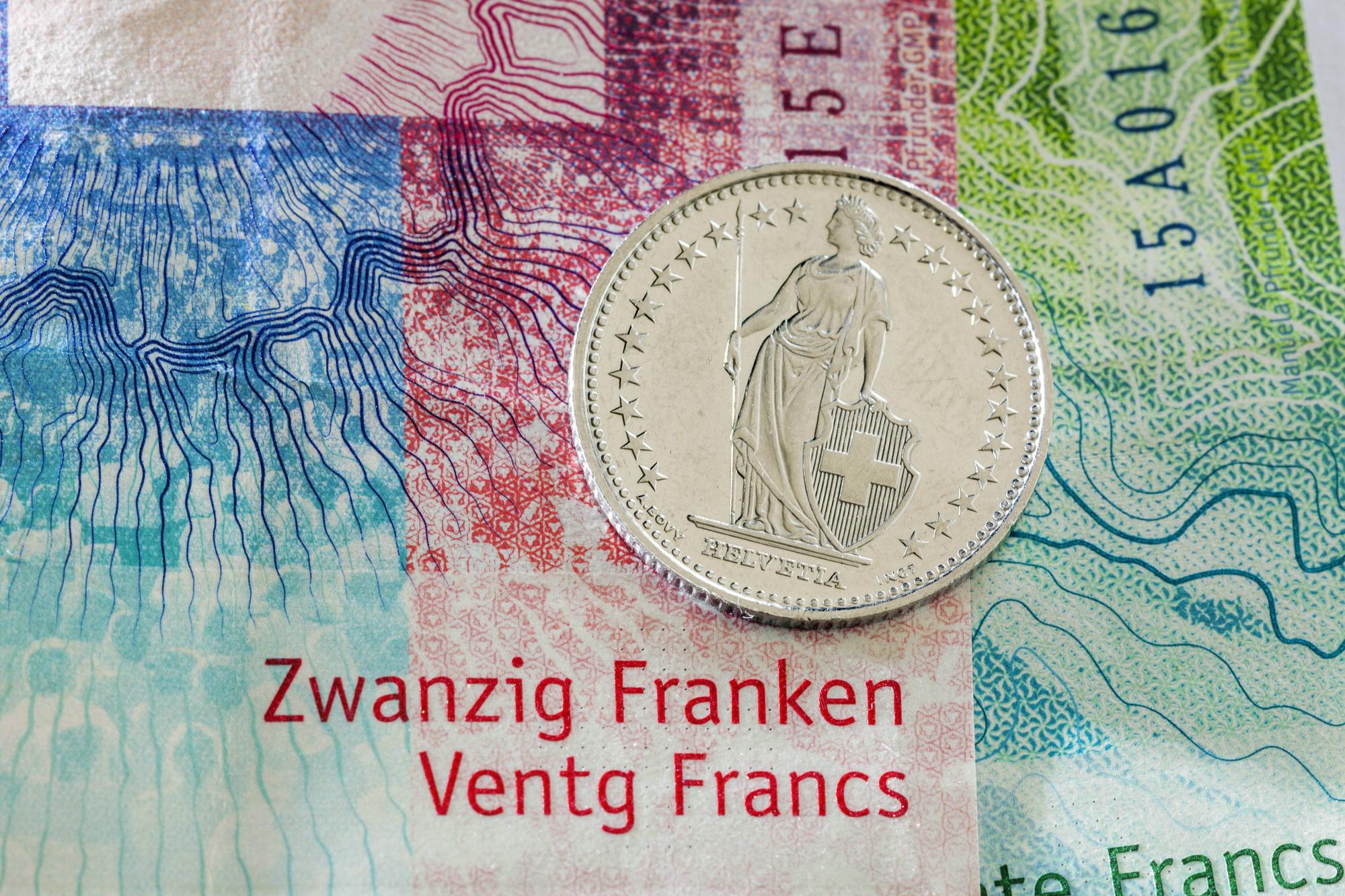 CHE; Schweiz, Bern, 23.06.2017: Schweizer Muenzen und Geldscheine. Mit der Einfuehrung der neunten Serie wurde im April 2016 begonnen. Derzeit sind die Noten zu 20 und 50 Franken im Umlauf. Die Banknoten der neunten Serie gehören zu den faelschungssichersten der Welt. Sie haben bis zu 18 verschiedene Sicherheitsmerkmale, um Faelschungen nahezu unmöglich zu machen. CHE Switzerland Berne 23 06 2017 Swiss Muenzen and Cash receipts with the Introduction the ninth Series was in April 2016 begun currently are the Notes to 20 and 50 Franken in Circulation the Banknotes the ninth Series belong to the the World Them have until to 18 Different Security features to Forgeries almost impossible to make
