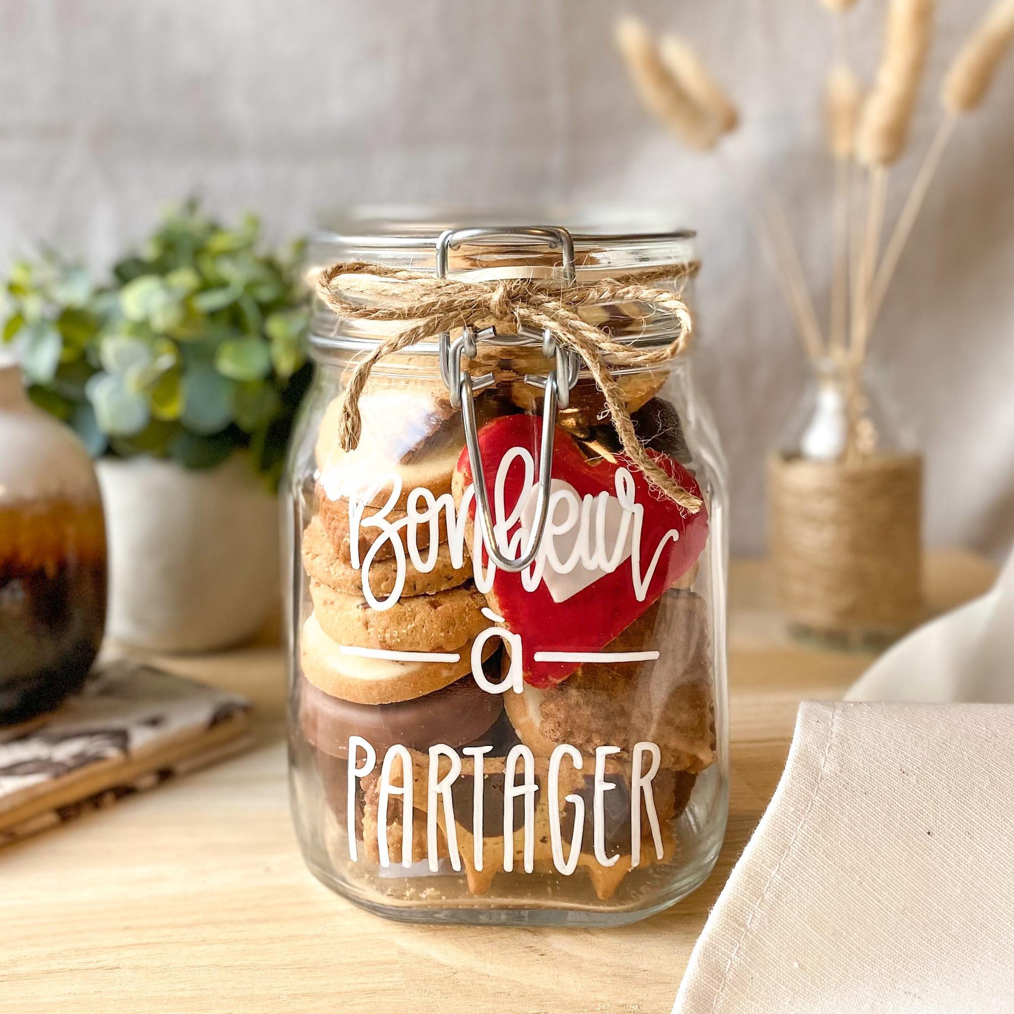 Ce bocal calligraphié à la main est rempli d'un assortiment de biscuits artisanaux réalisés par l'entreprise familiale Beurre & Cacao. 