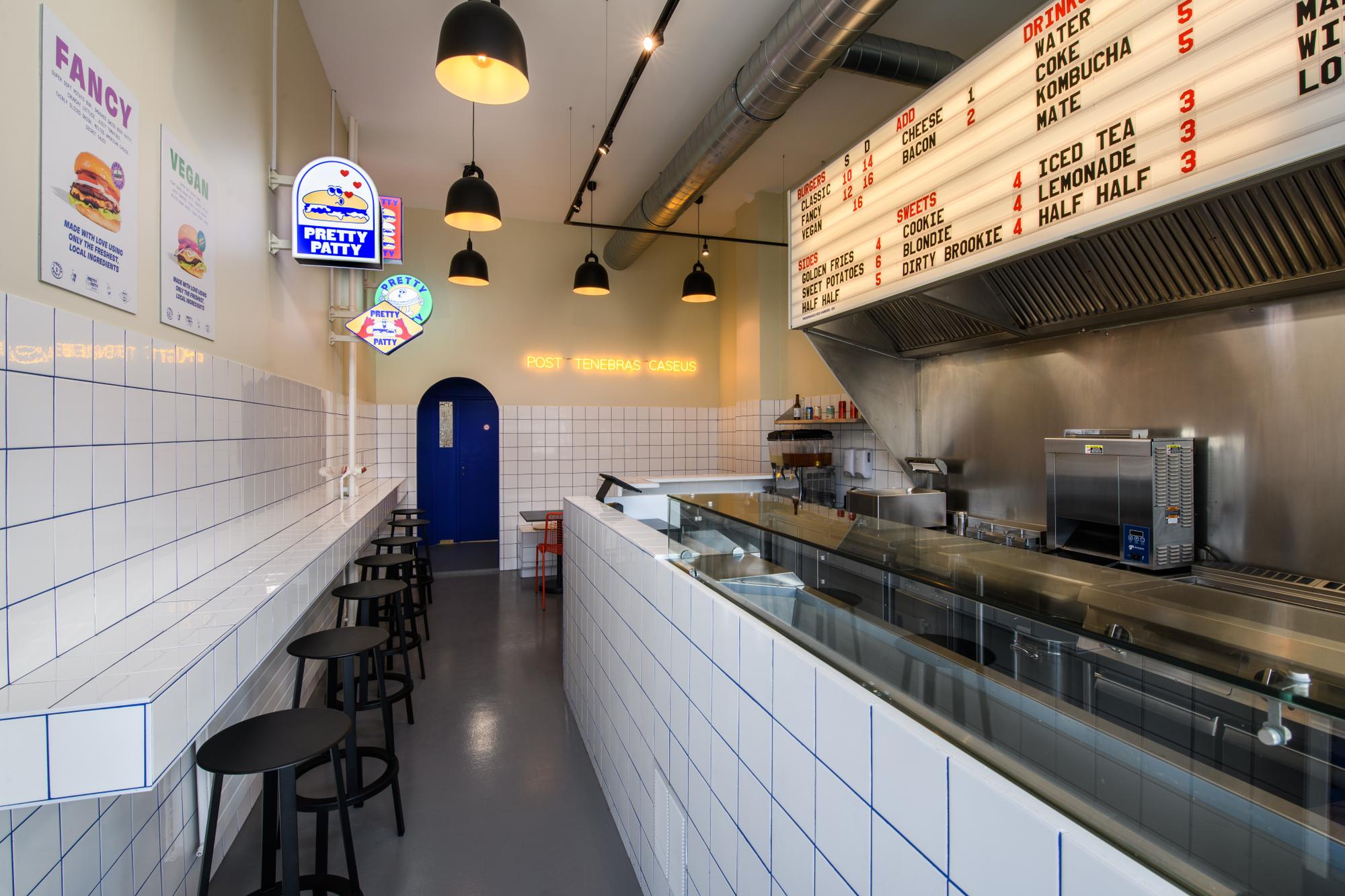 Pretty Patty sert des smash burgers dans une ambiance décontractée.