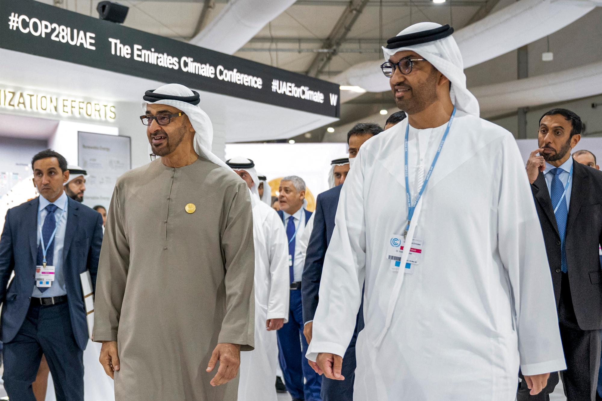 Le président des Emirats arabes unis, Sheikh Mohamed bin Zayed al-Nahyan (à gauche), et le ministre des Emirats arabes unis de l'Industrie et des technologies avancées, Sultan bin Ahmed al-Jaber (à droite), en visite à la conférence sur le climat COP27 en Egypte, le 7 novembre 2022.