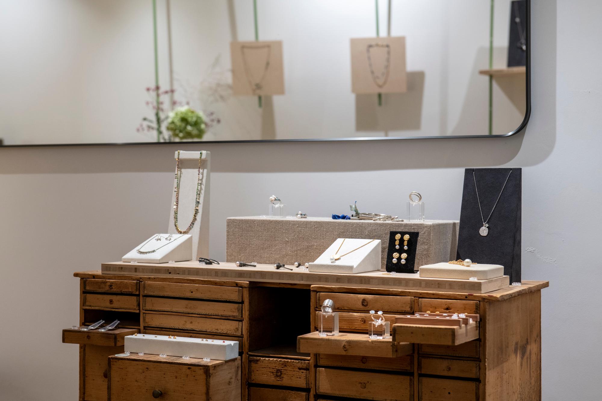 Les bijoutières d'Atelier 9 proposent des créations originales, mais également la refonte de bijoux existants.