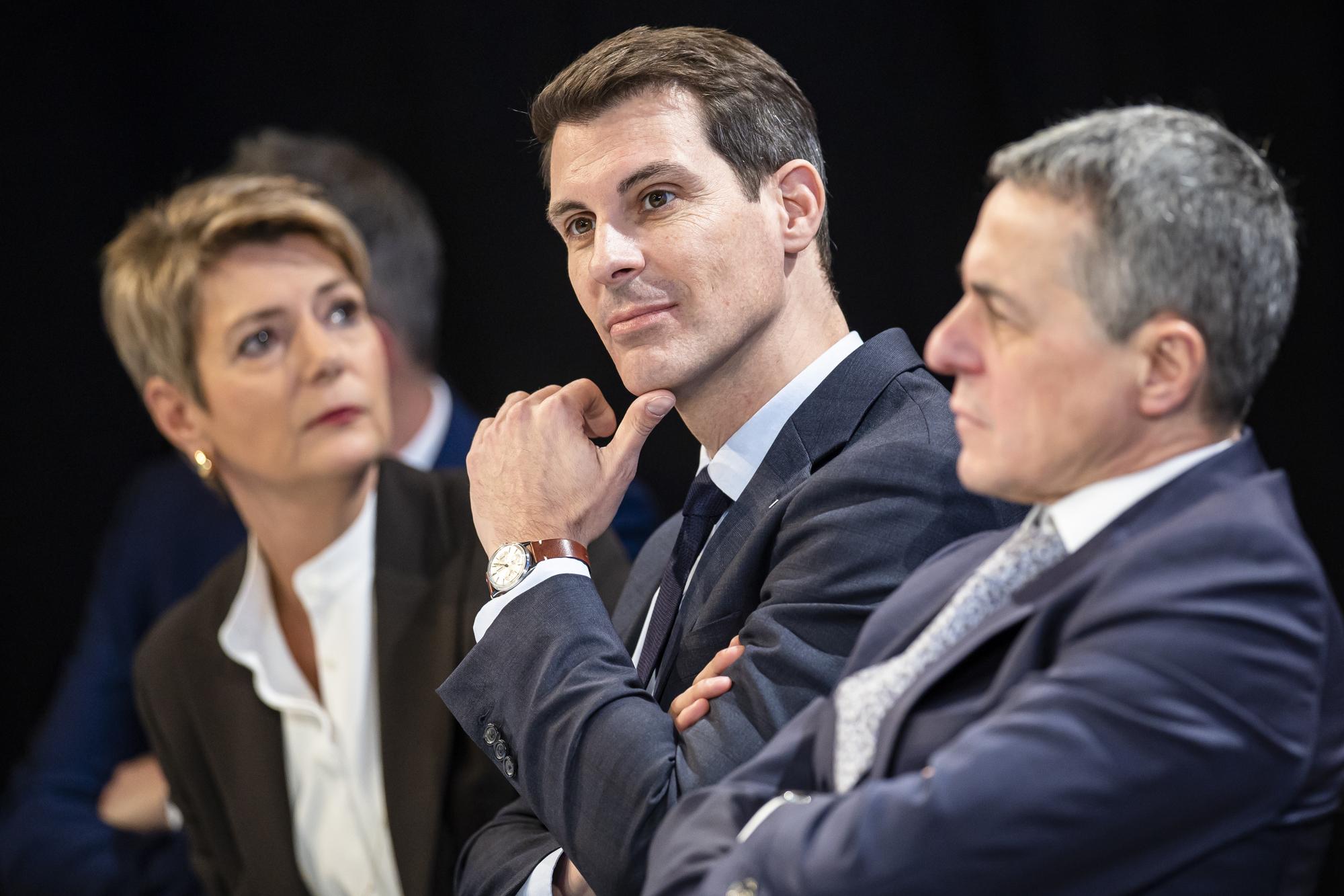 Bundesraetin Karin Keller-Sutter, FDP Parteipraesident Thierry Burkart und Bundesrat Ignazio Cassis, links nach rechts, an der Delegiertenversammlung der FDP Schweiz am Samstag, 21. Januar 2023 in Duebendorf. (KEYSTONE/Michael Buholzer)