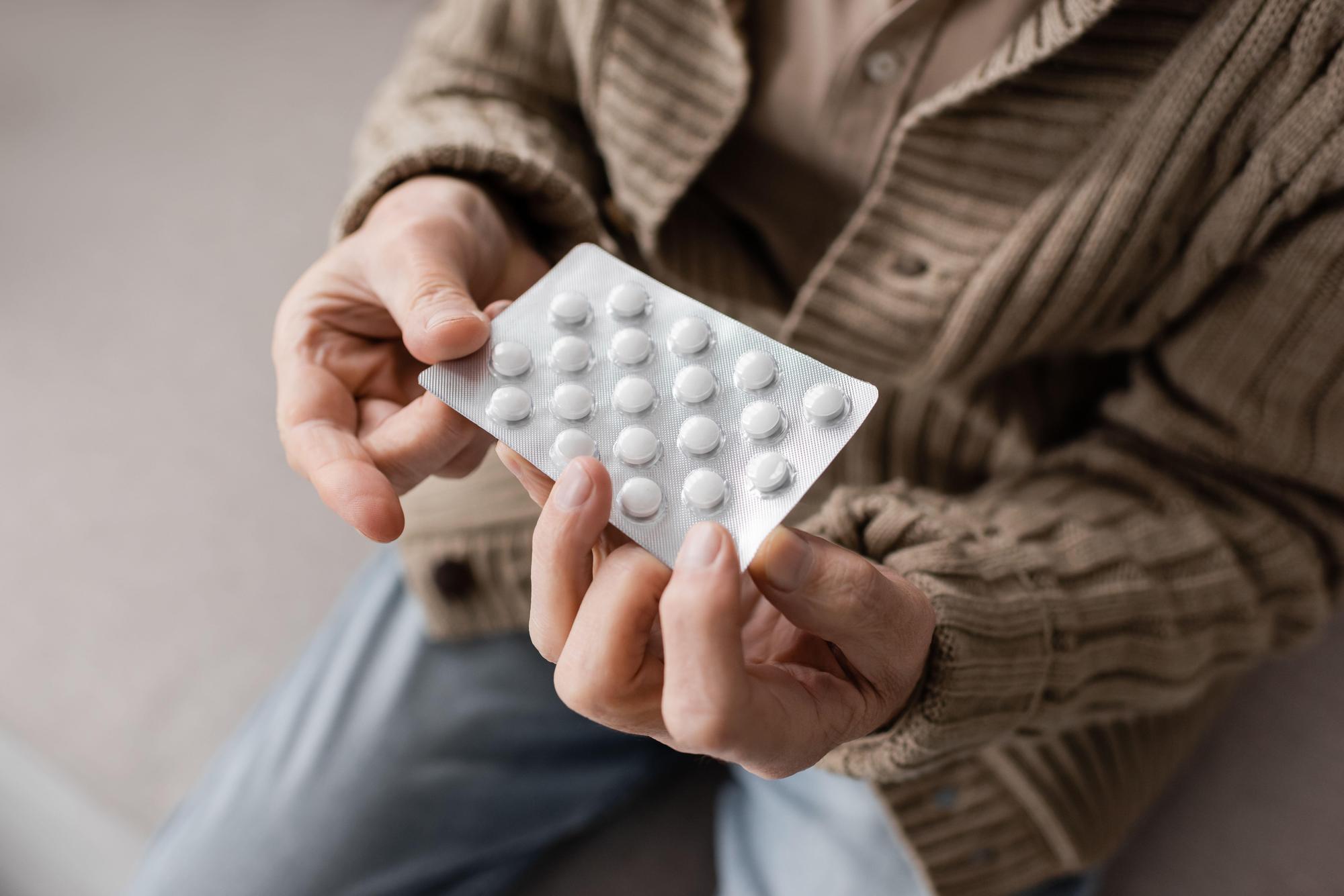 2M9PY29 partial view of aged man with parkinsonian syndrome holding pills in trembling hands,stock image