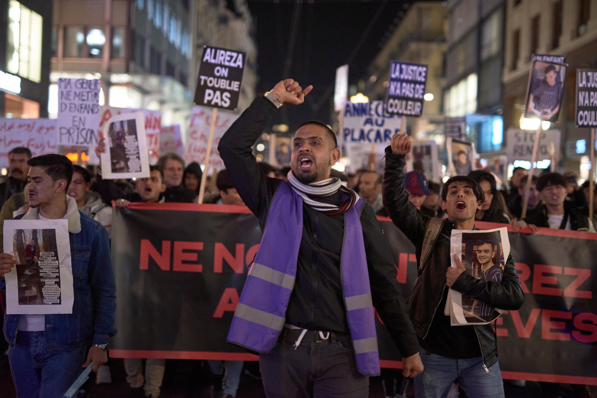 Manifestation suite au suicide d'Alireza, un jeune réfugié afghan. Genève.8.12.2022. Eddy Mottaz / le Temps
