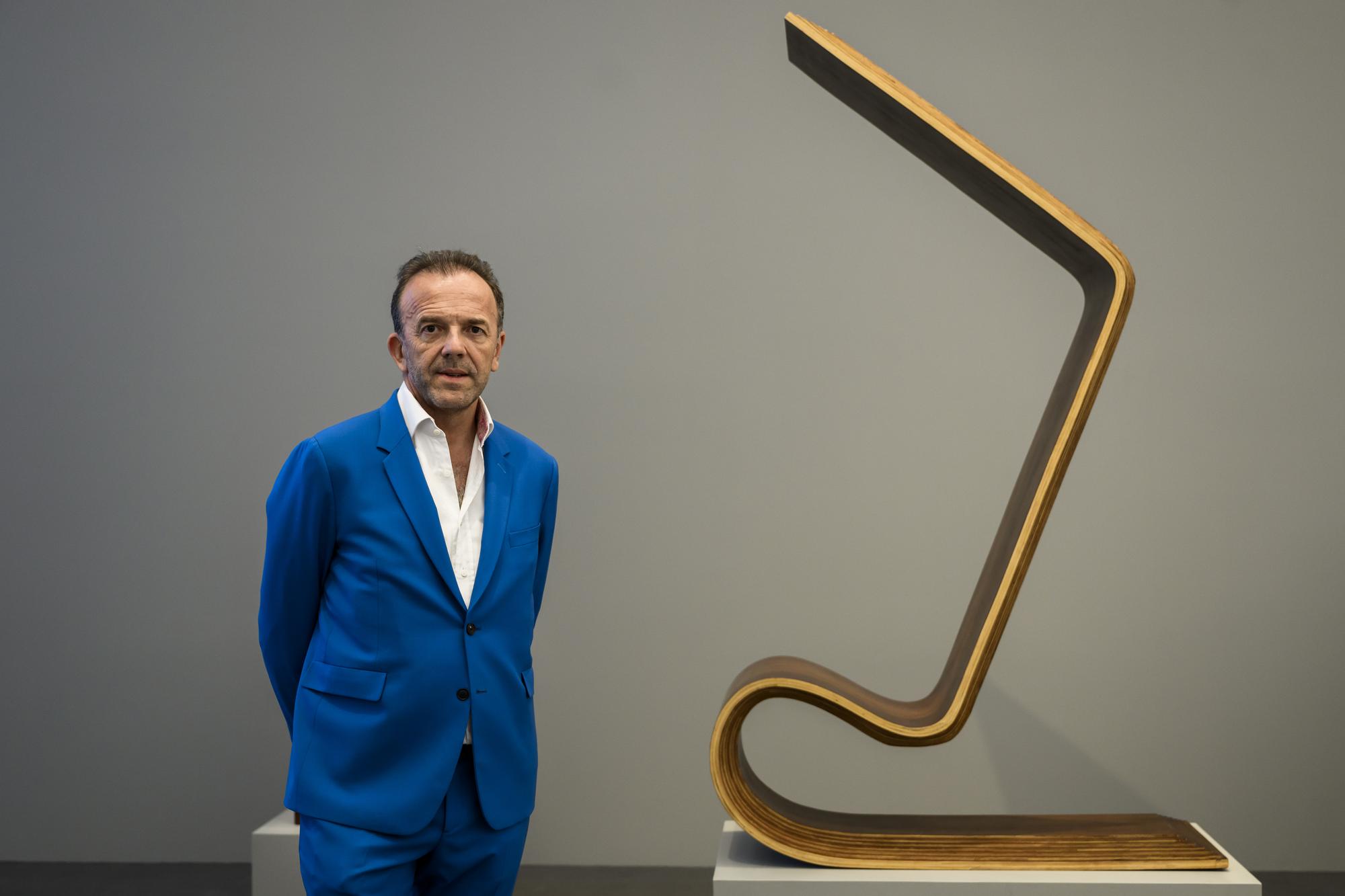 Le collectionneur d'art Thierry Barbier-Mueller, pose dans la nouvelle exposition "A Chair and You" dans le mudac (Musee cantonal de design et d'arts appliques contemporains) le mercredi 26 octobre 2022 sur le site de Plateforme 10 a Lausanne. L'exposition "A Chair and You" comporte 211 chaises d'artistes, de designers et d?architectes du collectionneur d'art Thierry Barbier-Mueller, d'apres un scenario du celebre metteur en scene americain Robert Wilson. (KEYSTONE/Jean-Christophe Bott)