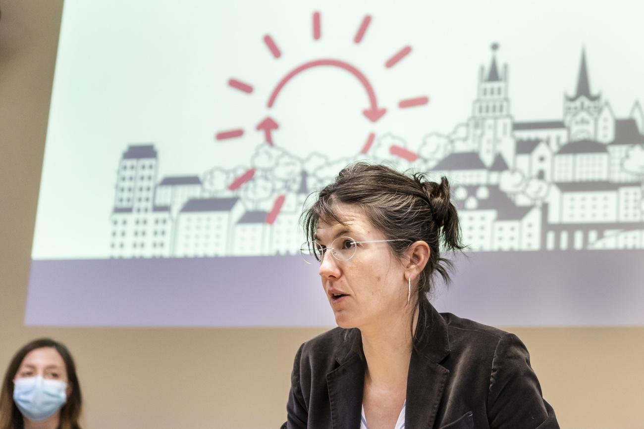 Florence Germond, municipale de la ville parle lors de la presentation en conference de presse du plan climat de la ville de Lausanne le mercredi 13 janvier 2021 a Lausanne. La Ville de Lausanne entend deployer une politique climatique, avec pour objectifs, zero emission directe d'ici a 2030 dans le domaine de la mobilite et zero emission pour l'ensemble des emissions directes au plus tard à 2050. La Municipalite prevoit egalement le renoncement a tout vehicule thermique en ville d'ici a 2030. (KEYSTONE/$6001553#1$)