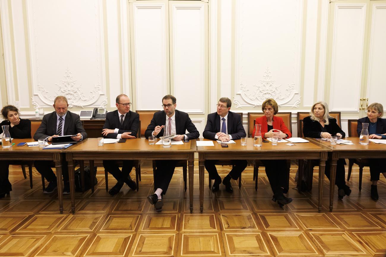 Le conseiller d'Etat Antonio Hodgers, 4e gauche, accompagne de la chanceliere d'Etat Michele Righetti, gauche, et des conseillers d'Etat Thierry Apotheloz, 2e gauche, Serge Dal Busco, 3e gauche, Mauro Poggia, 5e gauche, Anne Emery-Torracinta, 3e droite, Nathalie Fontanet, 2e droite, et Fabienne Fischer, droite, presente le plan climat: renforcement de la politique cantonale, lors d'une conference de presse in corpore du Conseil d'Etat genevois, ce mercredi 7 decembre 2022 a Geneve. (KEYSTONE/Salvatore Di Nolfi)