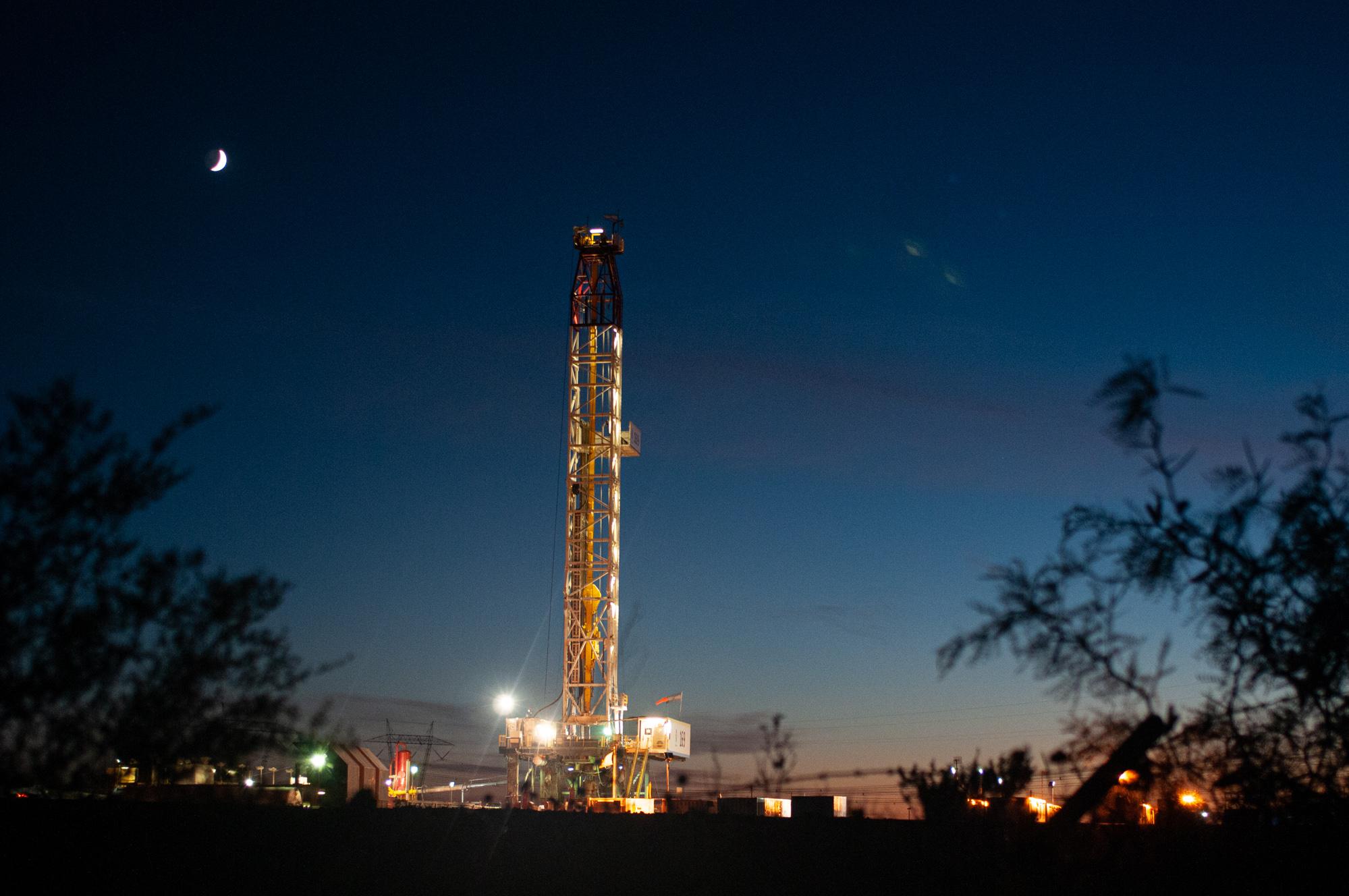 Dans la province de Neuquen en Argentine dans la zone pétrolière et gazière nommée Vaca Muerta, Total et d'autres multinationales extraient les ressources fossiles avec la technique du Fracking